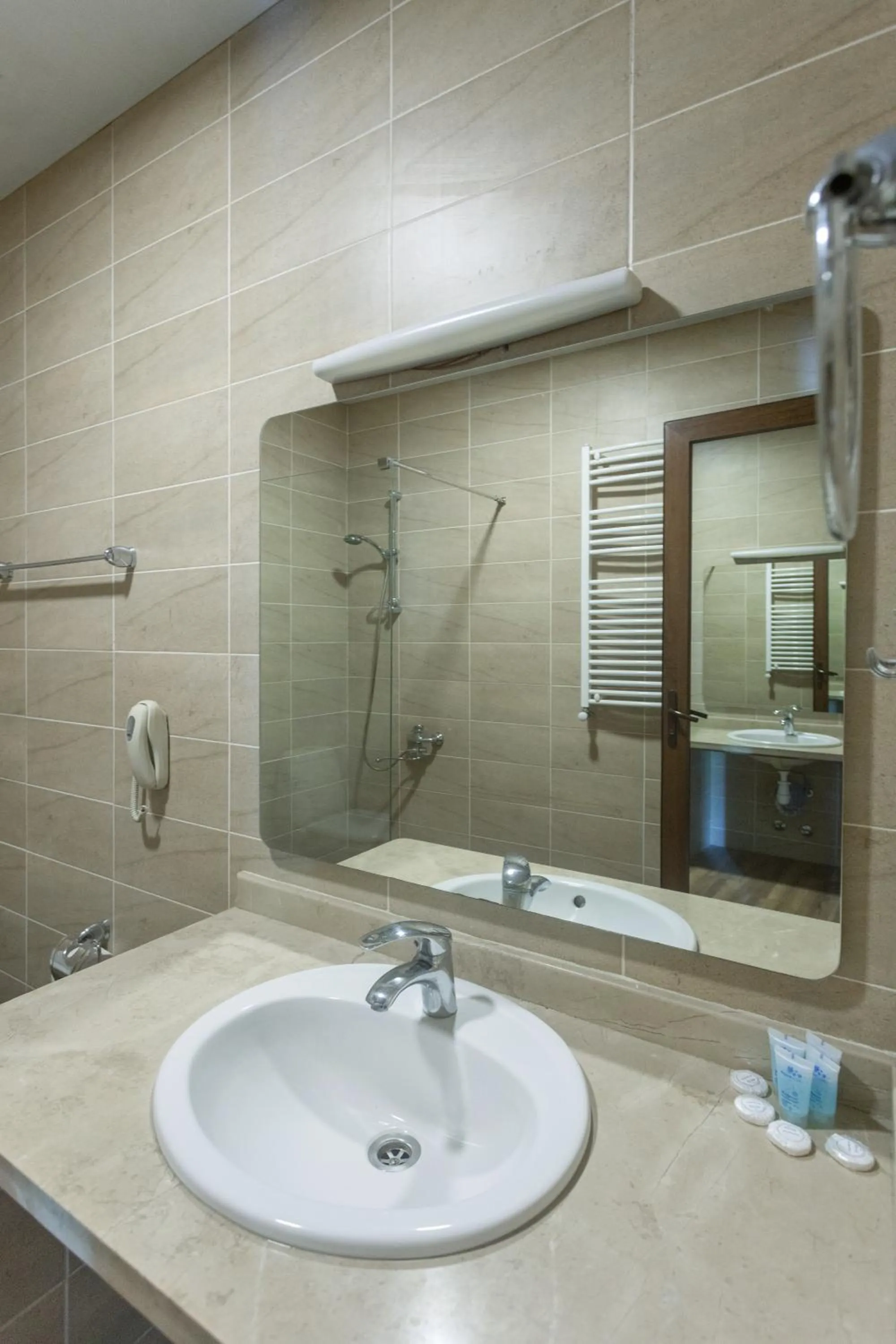 Shower in Hotel Beaumonde Garden