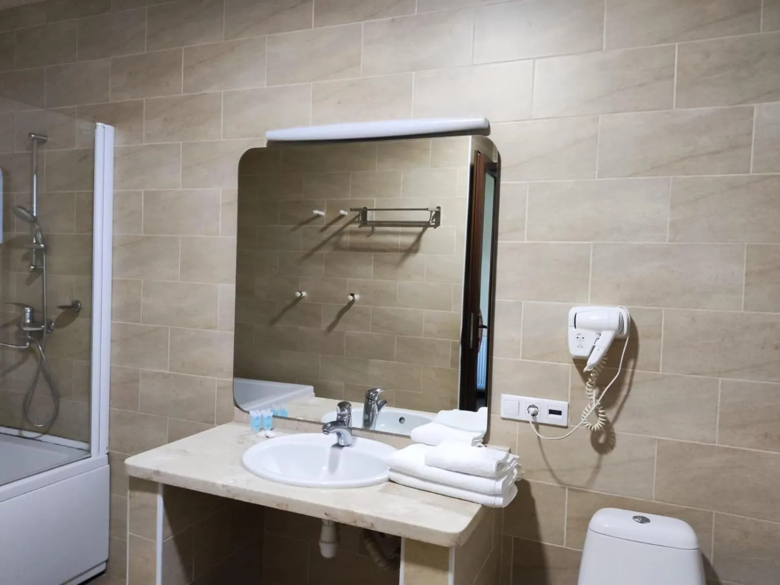 Shower in Hotel Beaumonde Garden