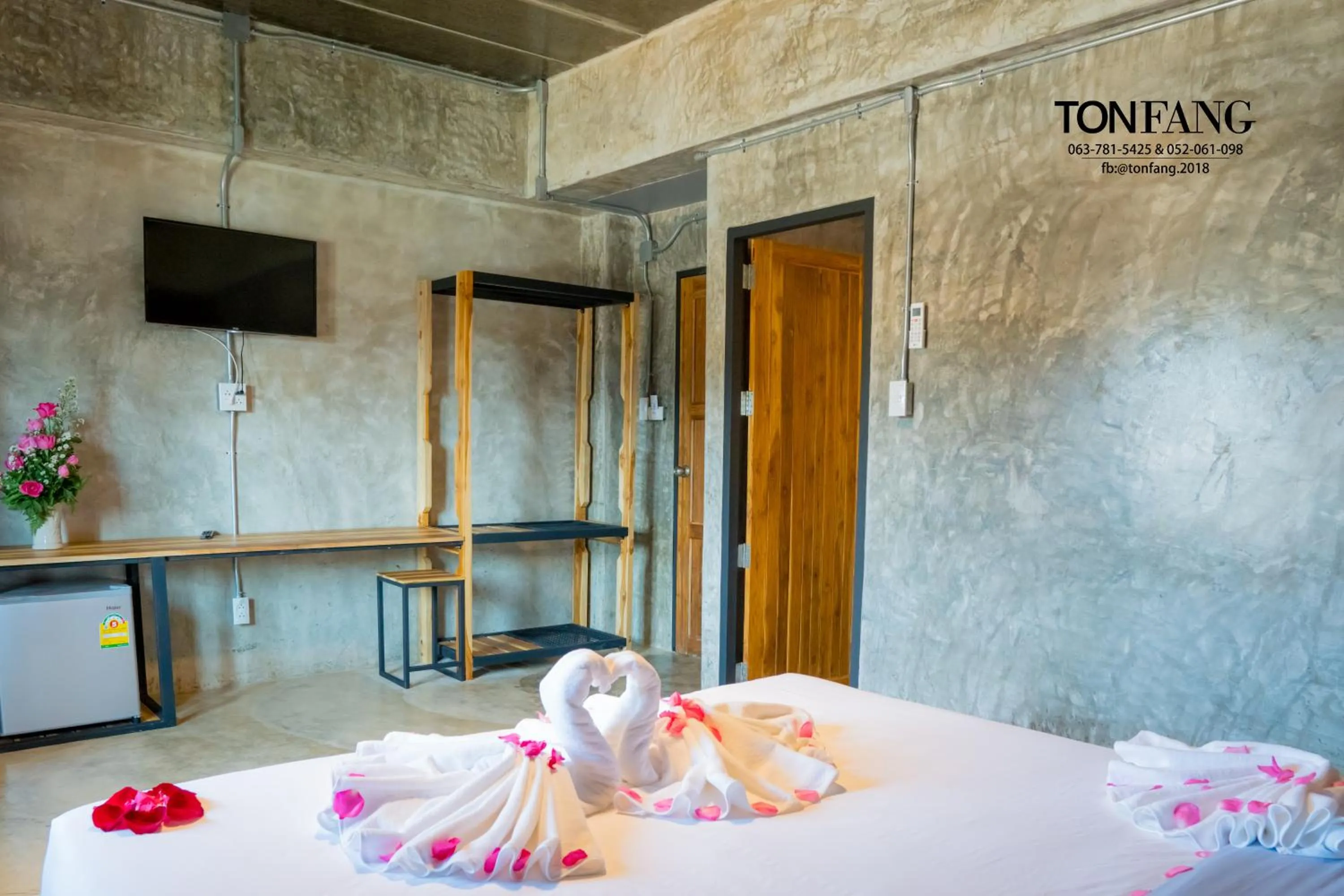 Bedroom, Bed in Ton Fang Hotel