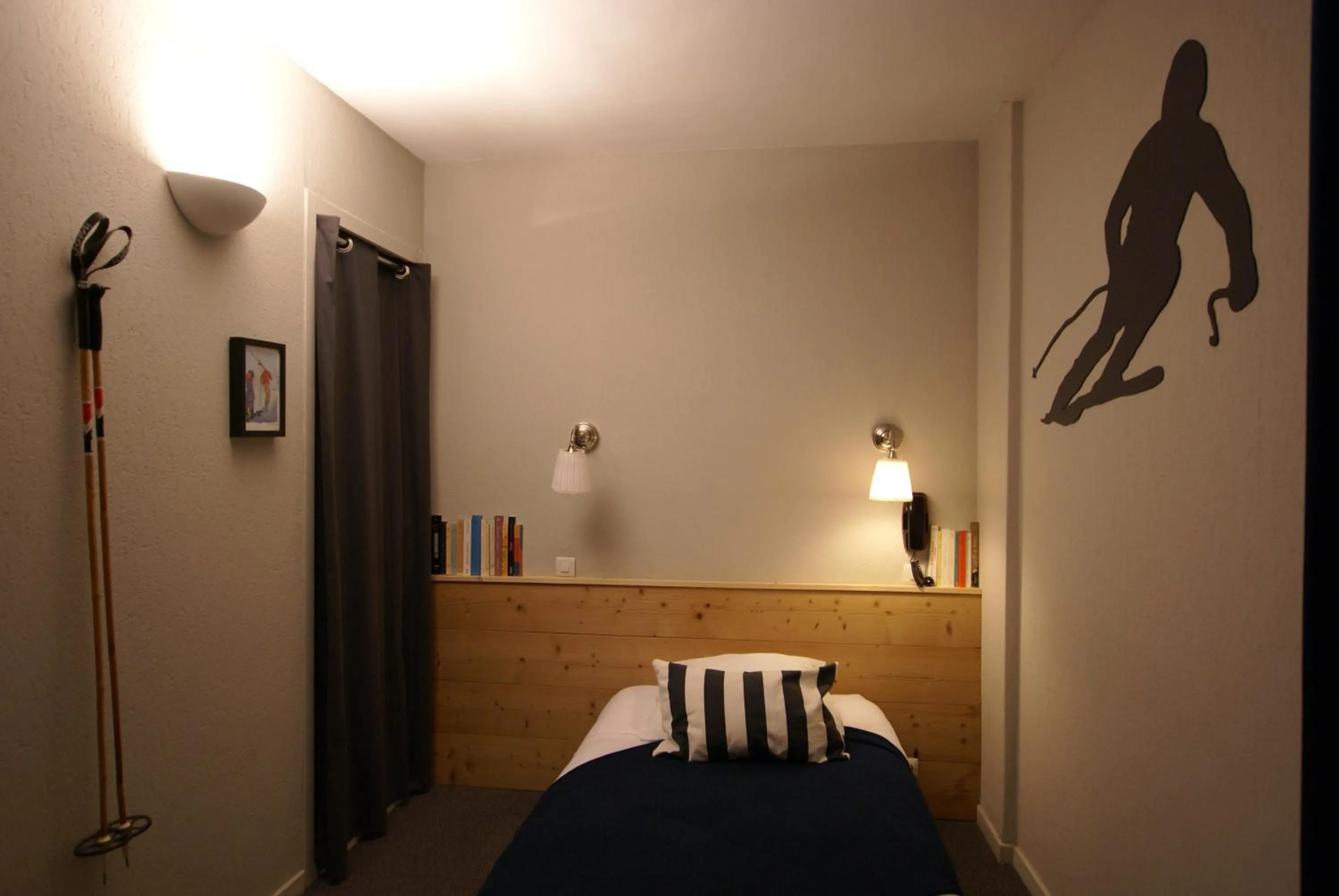 Bedroom, Bed in Hotel de la Placette Barcelonnette