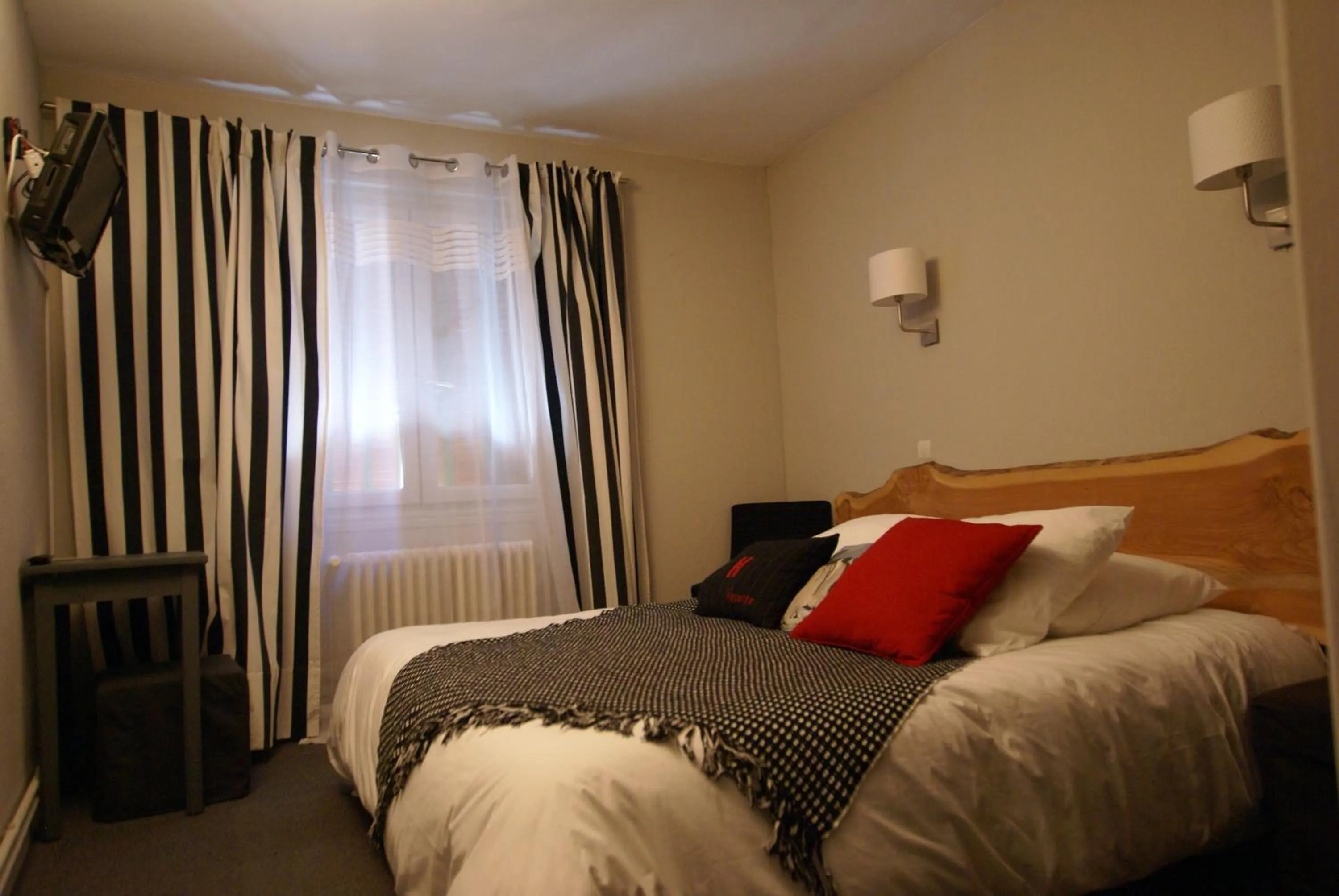 Bedroom, Bed in Hotel de la Placette Barcelonnette