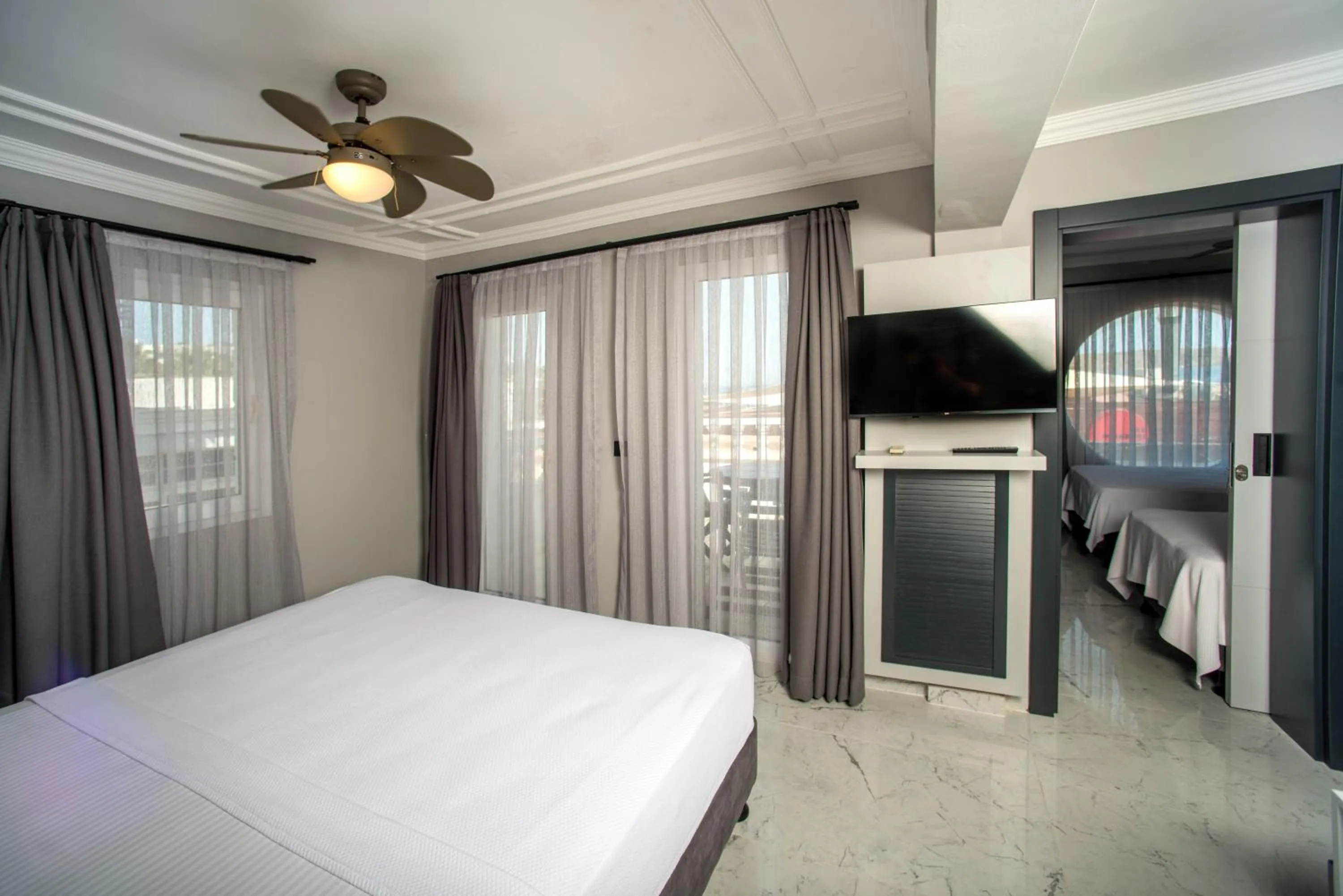 Photo of the whole room, Bed in Art Suites Hotel