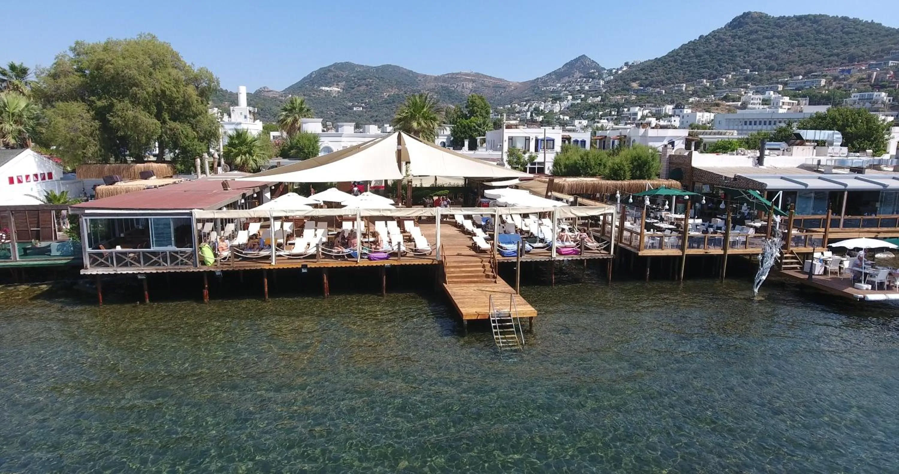 Restaurant/places to eat in Art Suites Hotel