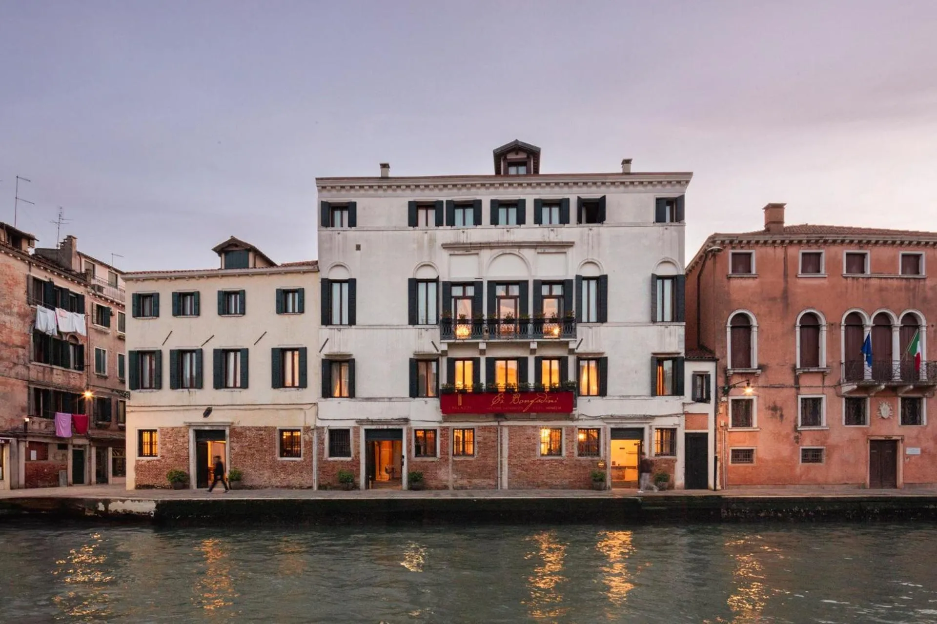 Property building in Ca' Bonfadini Historic Experience