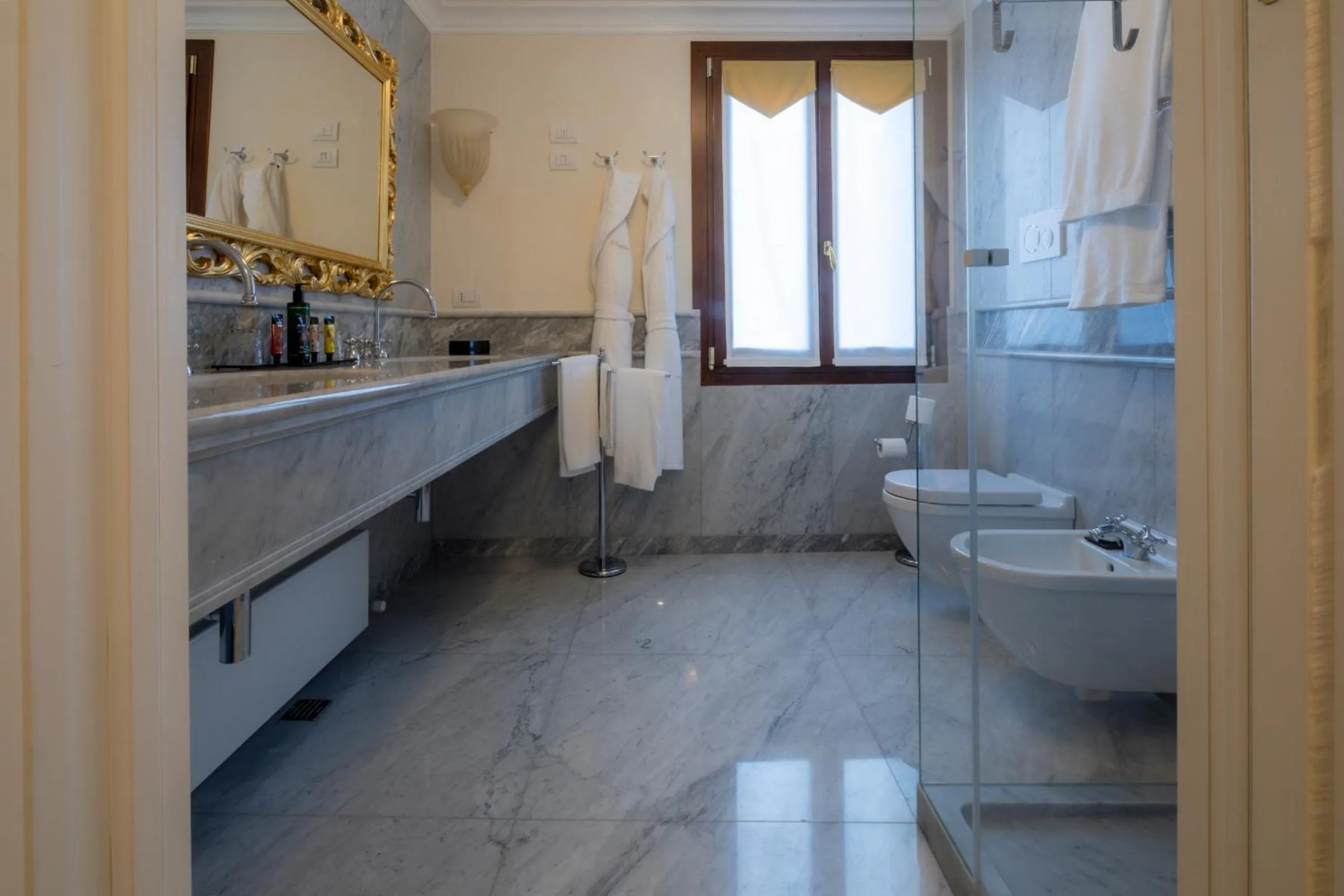 Bathroom in Ca' Bonfadini Historic Experience