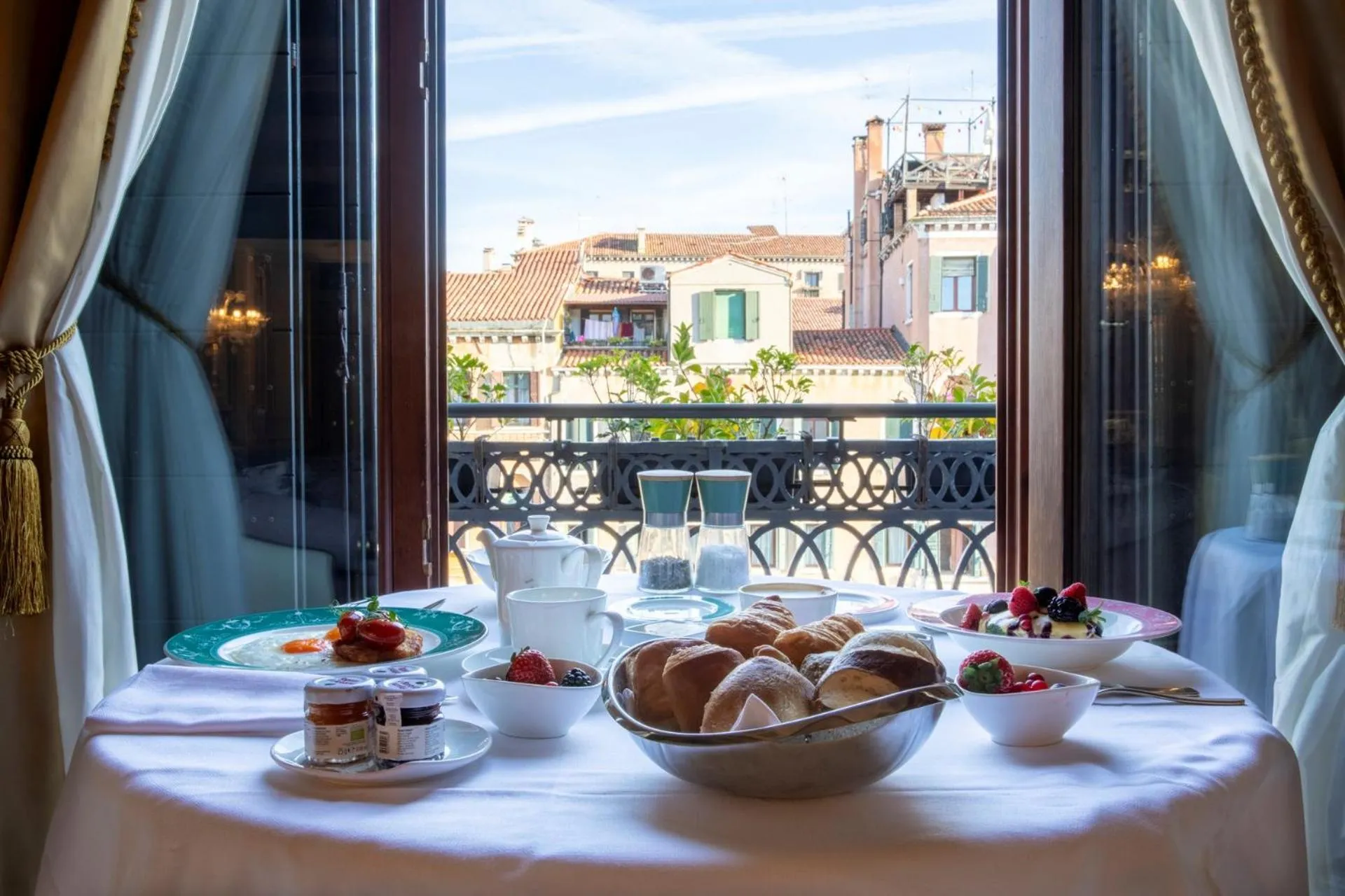 Breakfast in Ca' Bonfadini Historic Experience