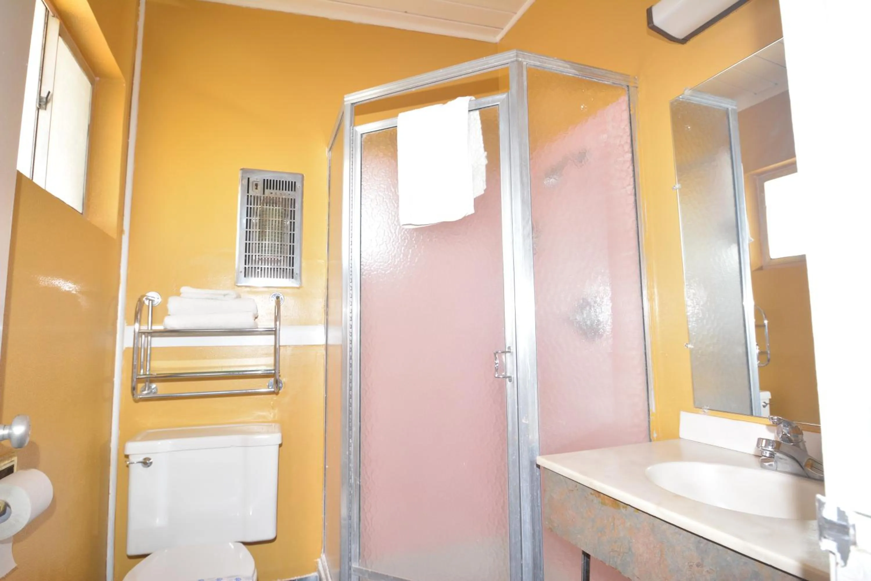 Bathroom in Gateway Inn