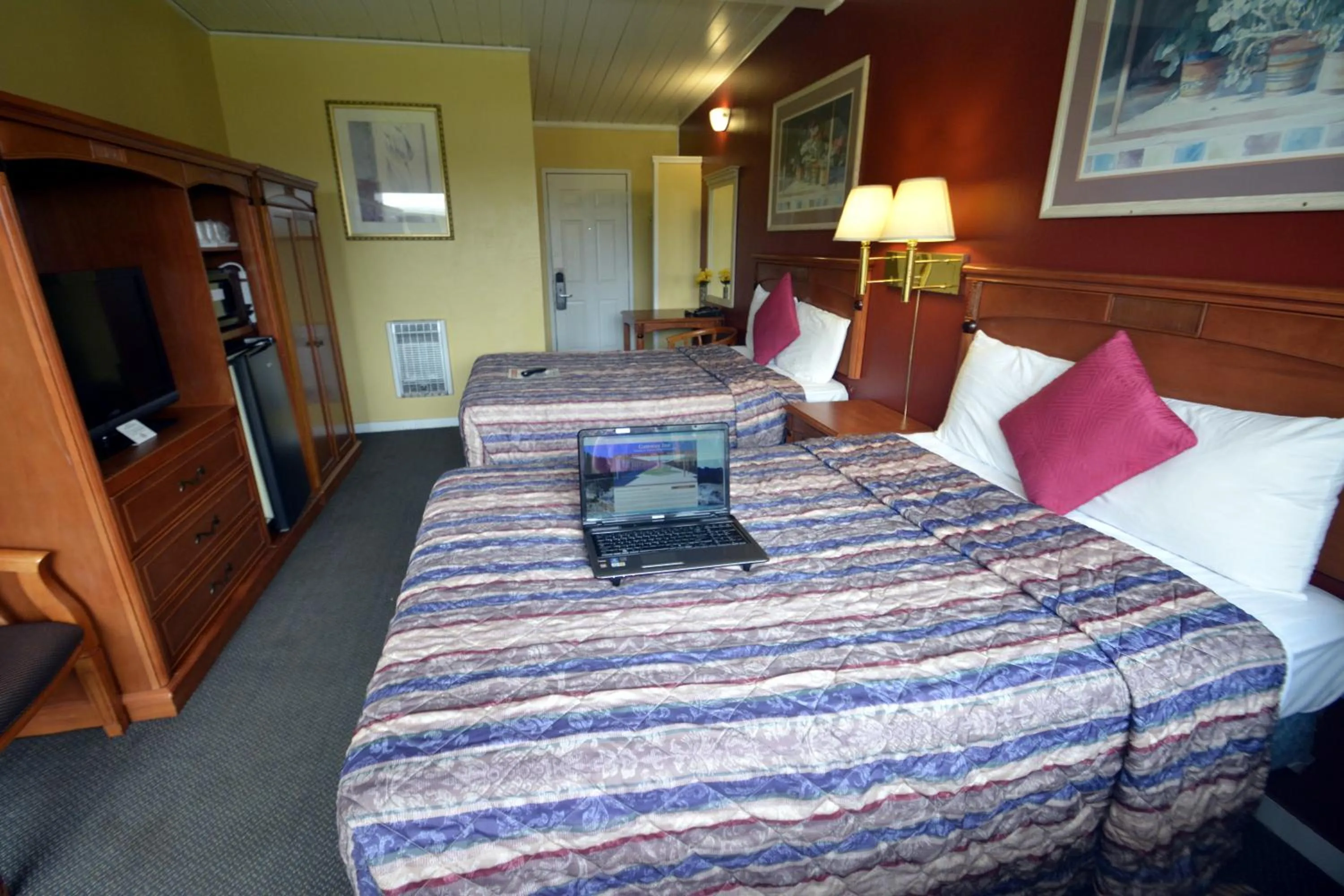 Bedroom, Bed in Gateway Inn