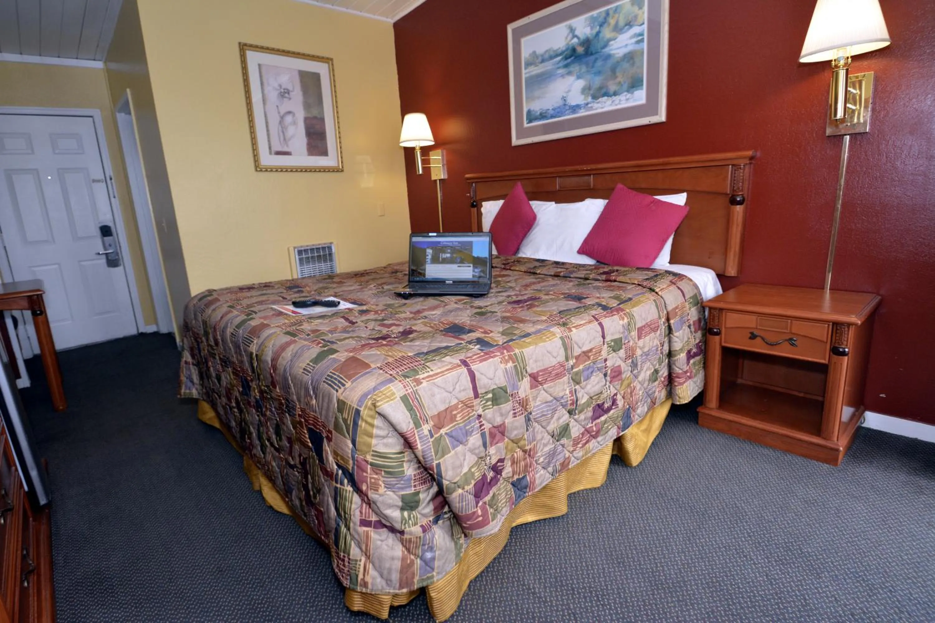 Photo of the whole room, Bed in Gateway Inn