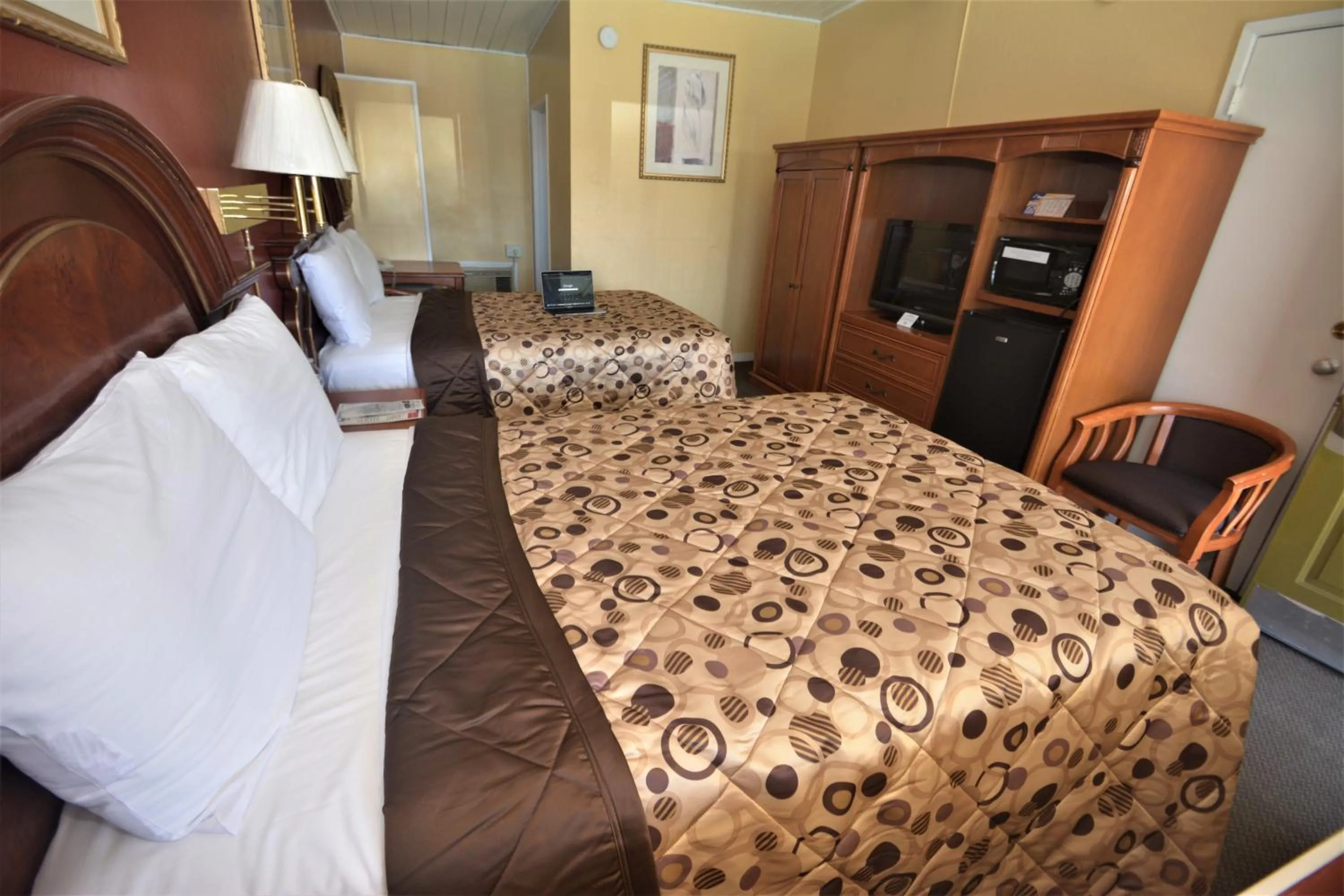 Photo of the whole room, Bed in Gateway Inn