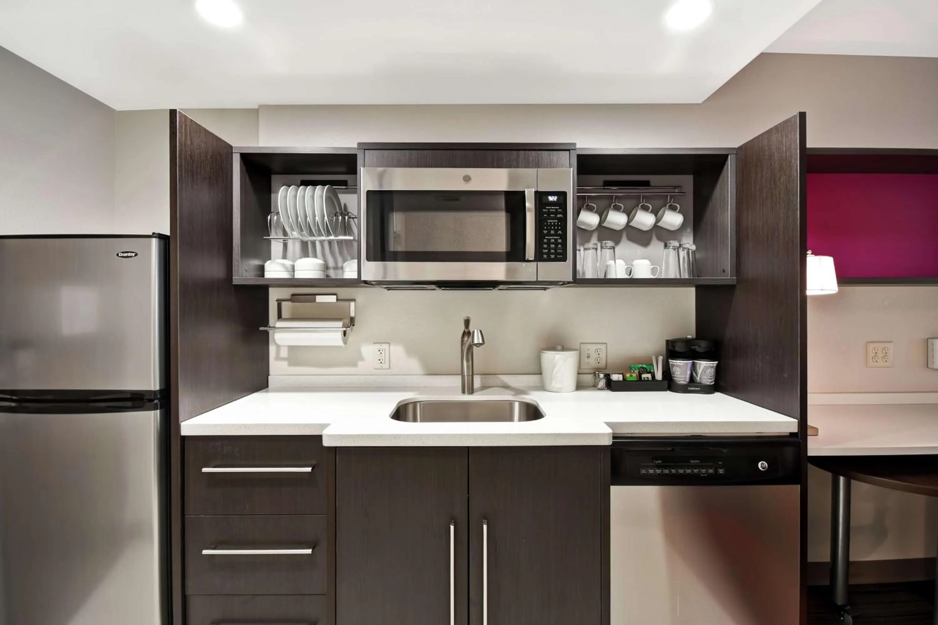 Kitchen or kitchenette in Home2 Suites By Hilton Walpole Foxborough