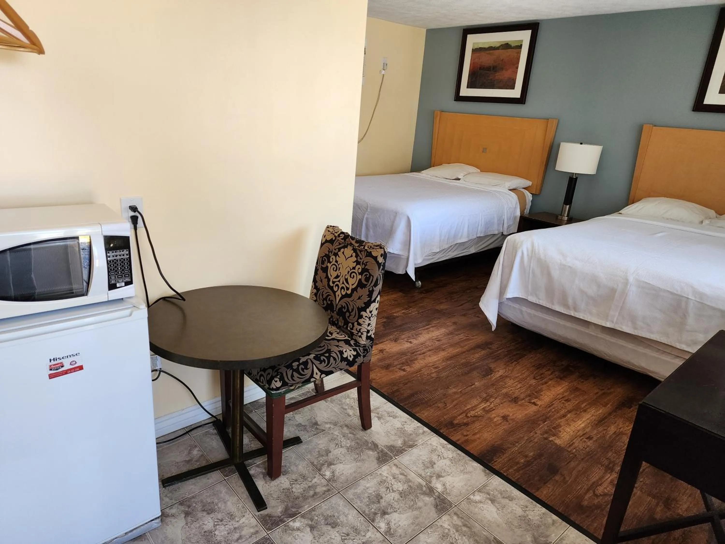 Photo of the whole room, Bed in Sunparlor Motel