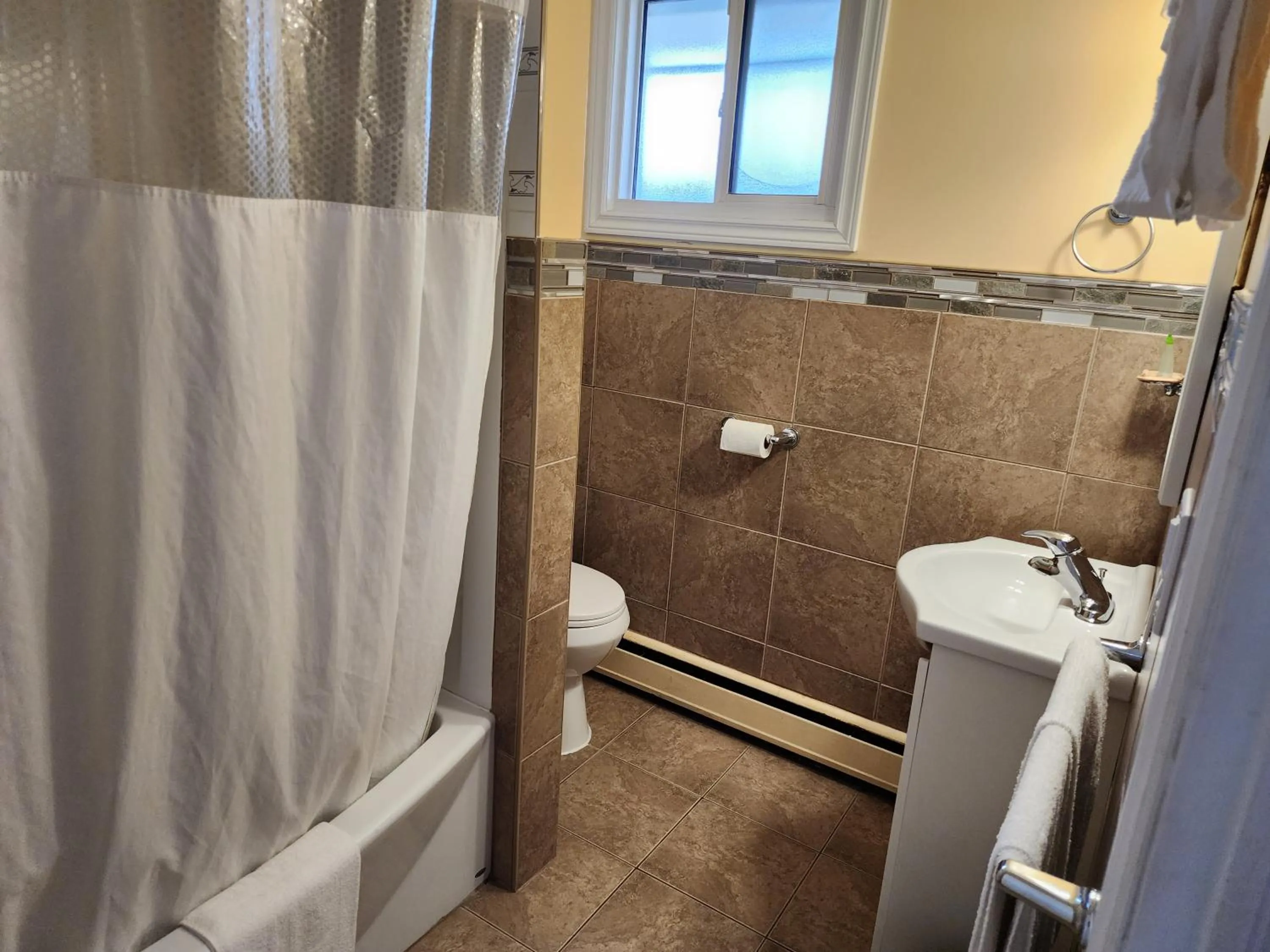Bathroom in Sunparlor Motel