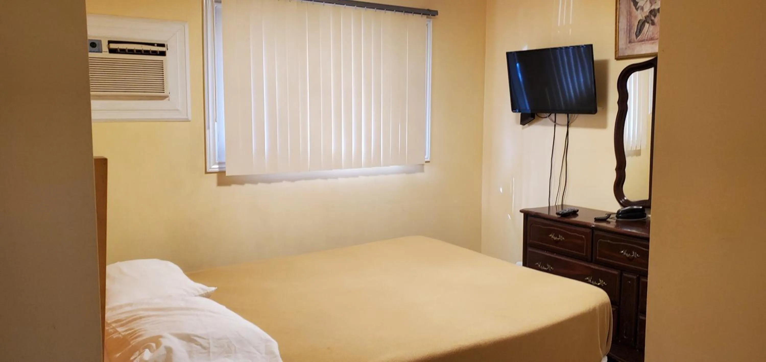 Bedroom, Bed in Sunparlor Motel