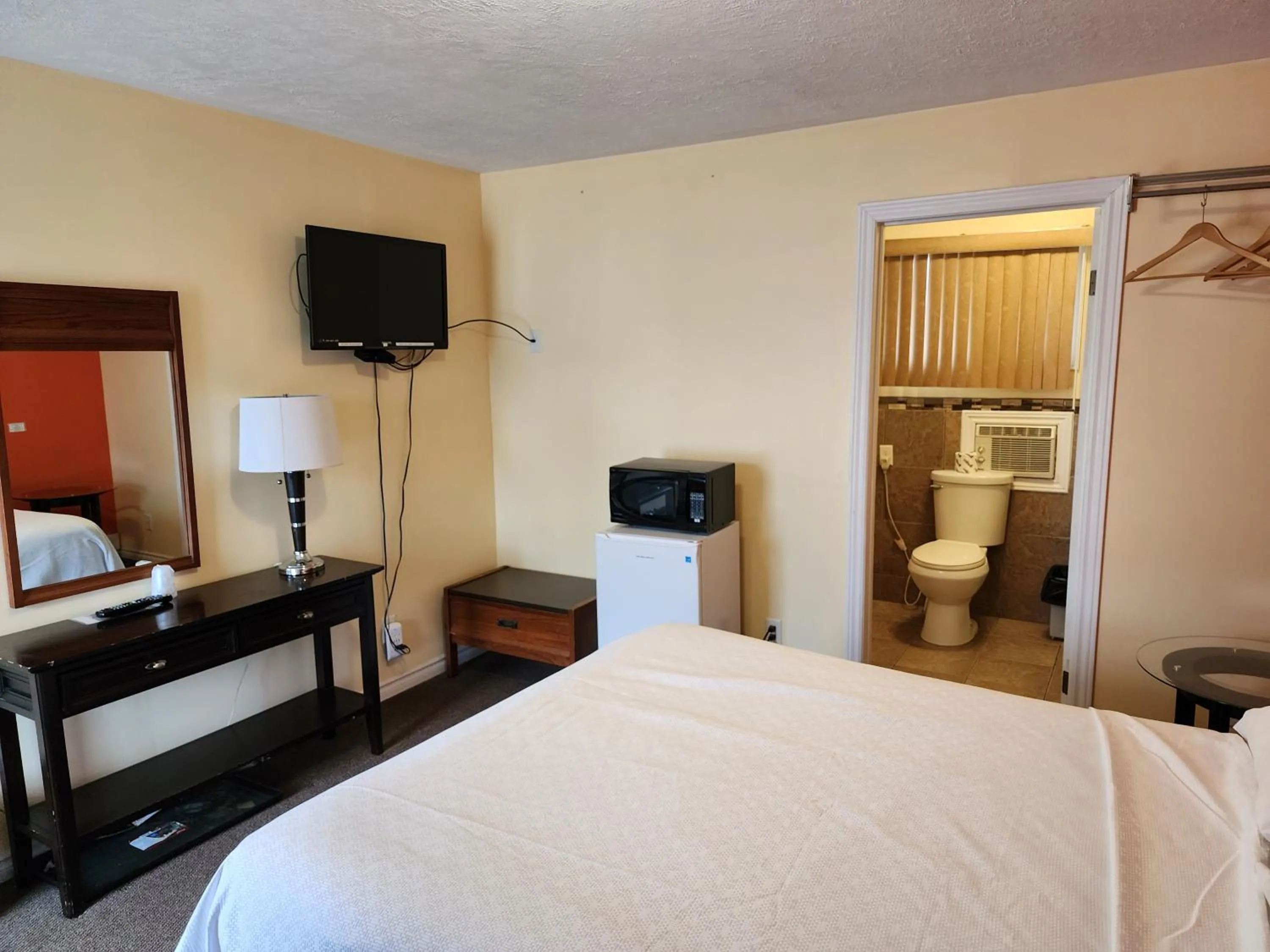 Photo of the whole room, Bed in Sunparlor Motel