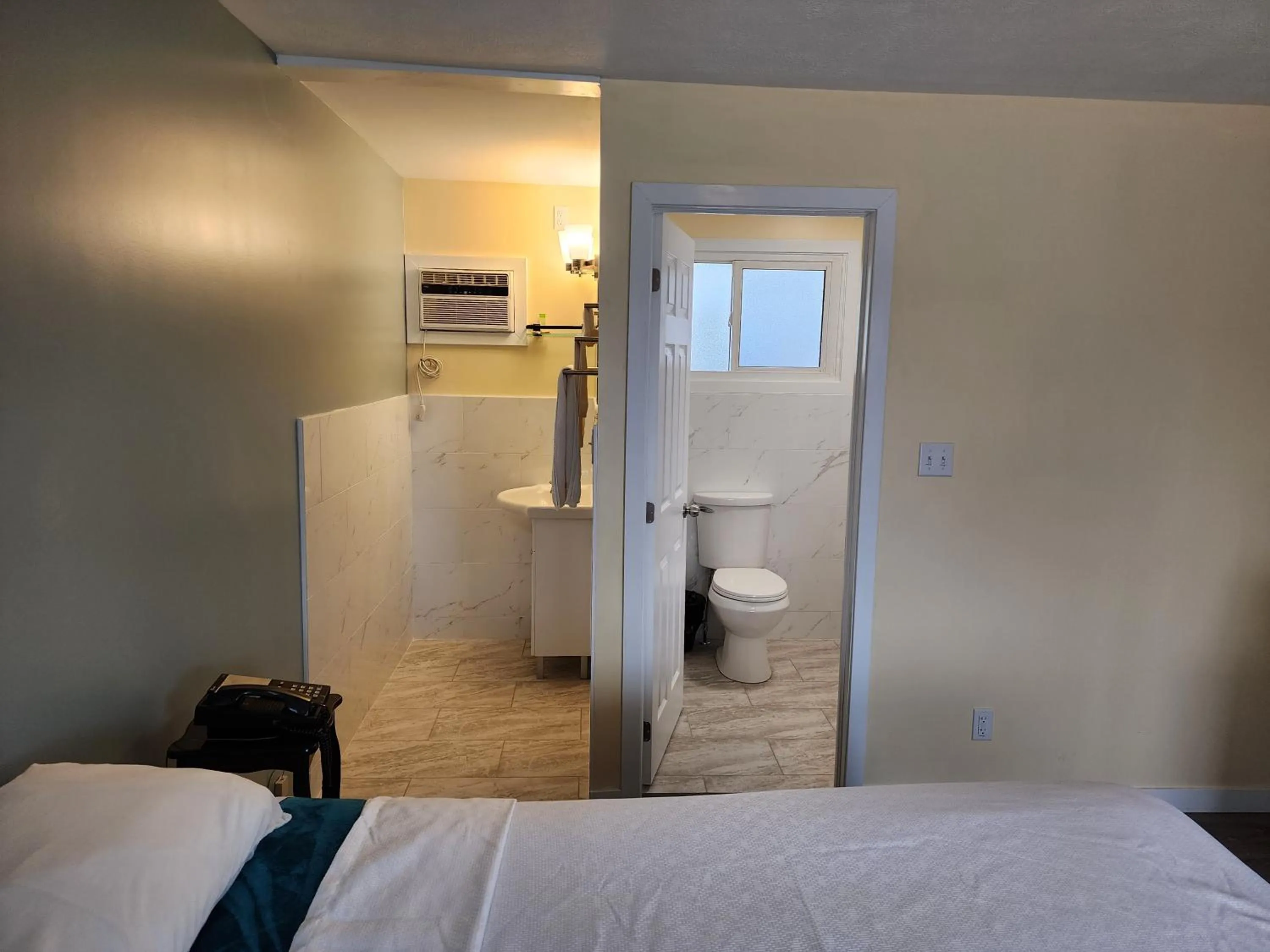 Bathroom, Bed in Sunparlor Motel