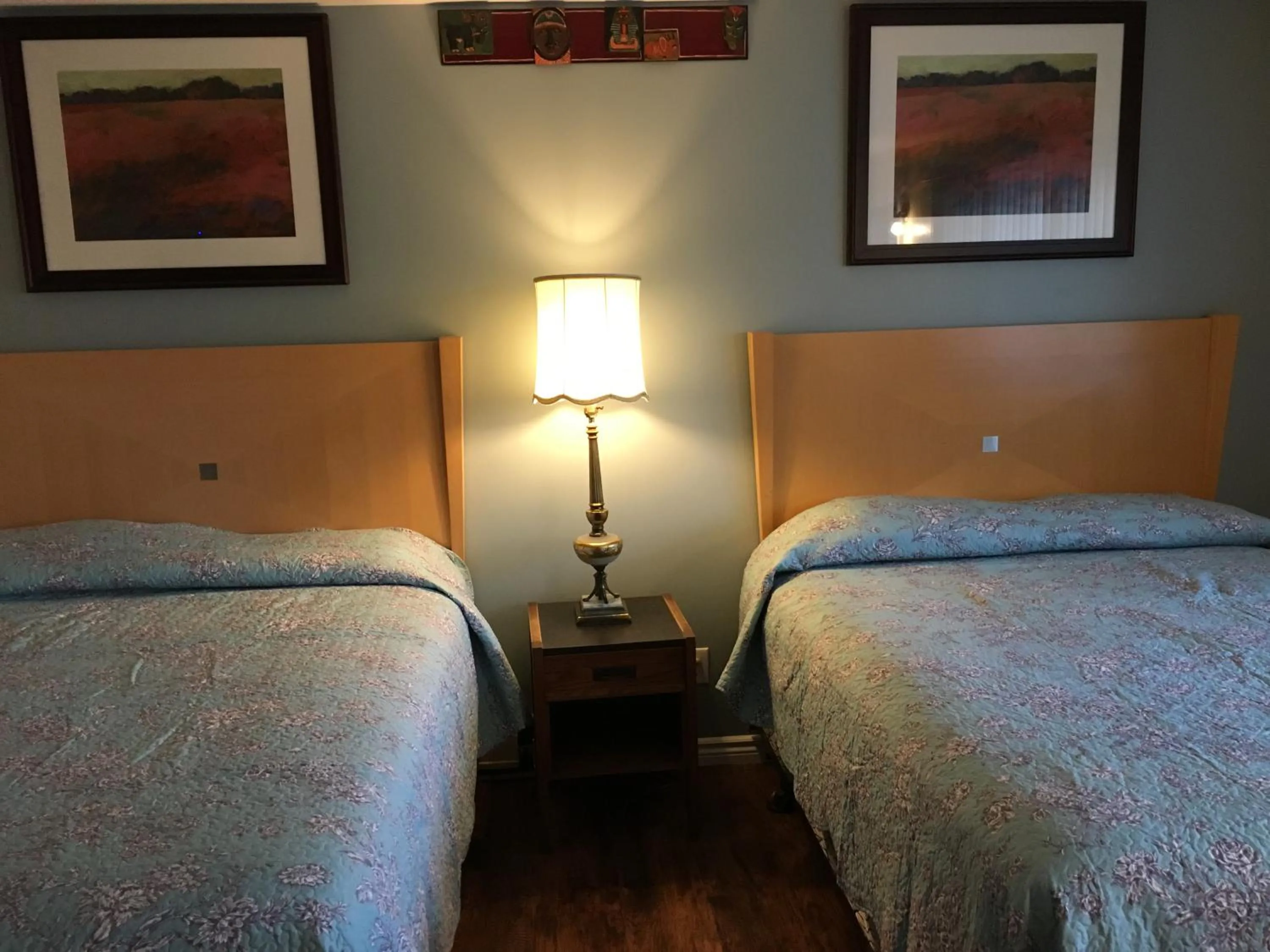 Bed in Sunparlor Motel