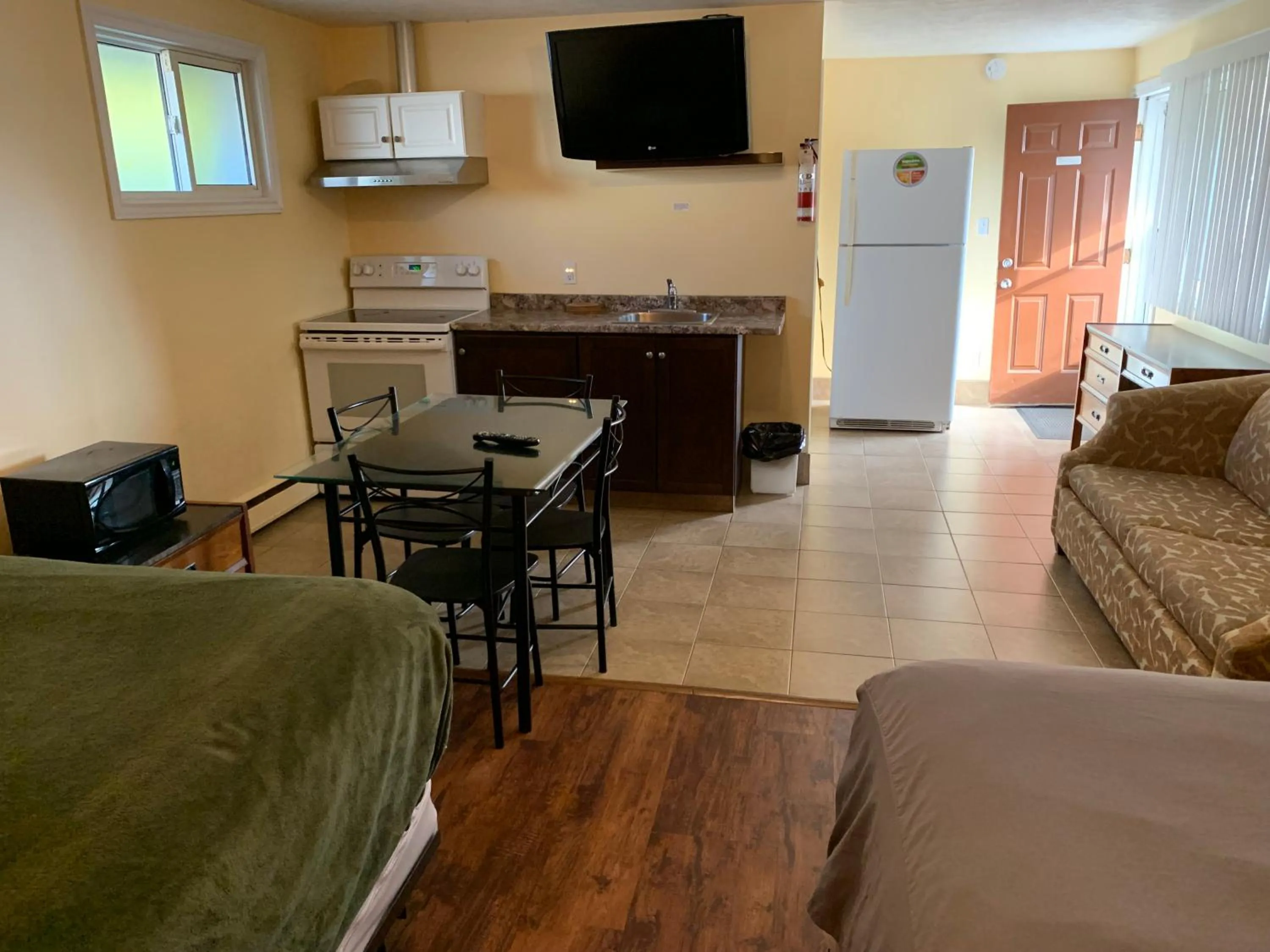 Kitchen or kitchenette in Sunparlor Motel