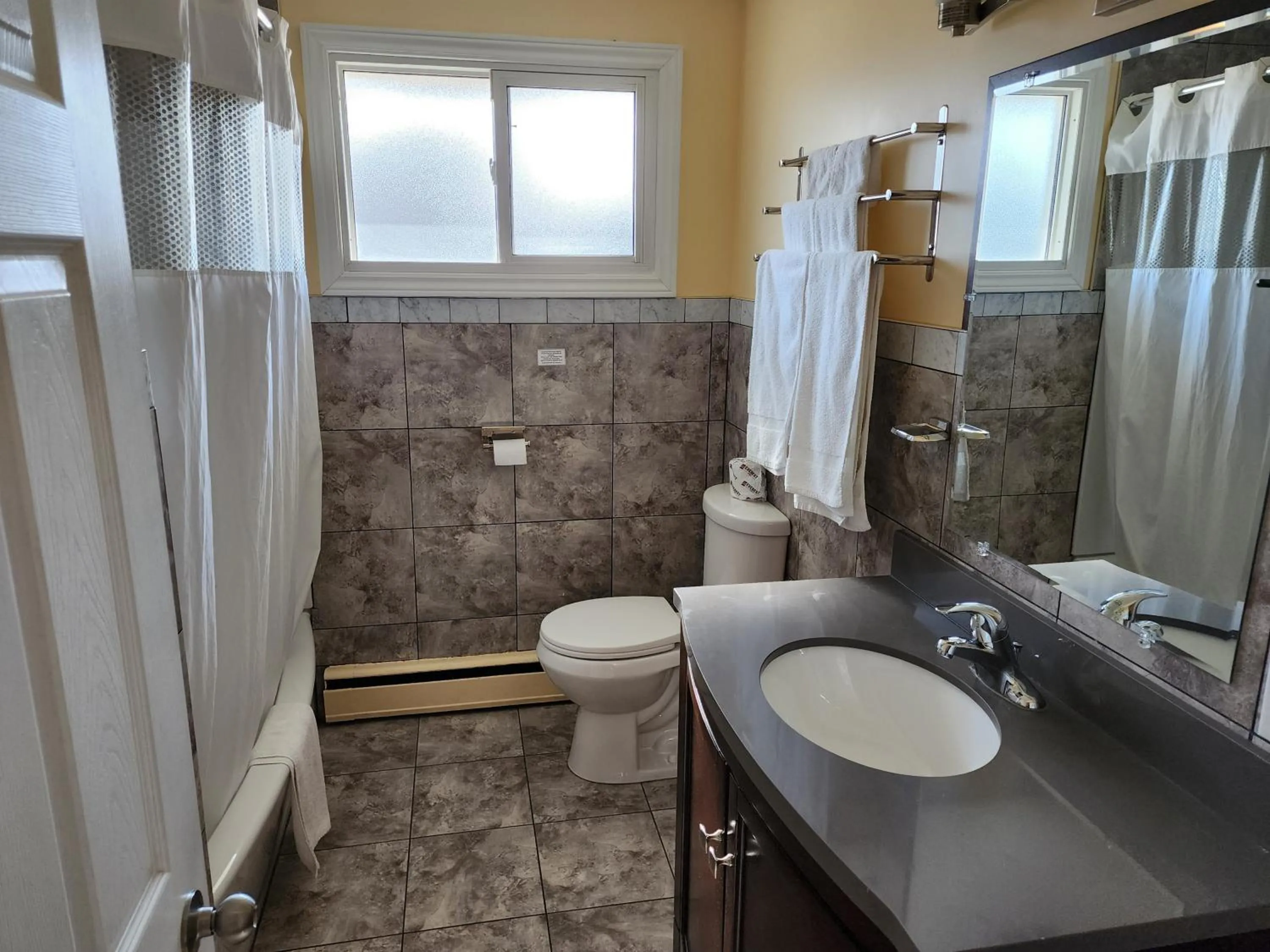 Bathroom in Sunparlor Motel