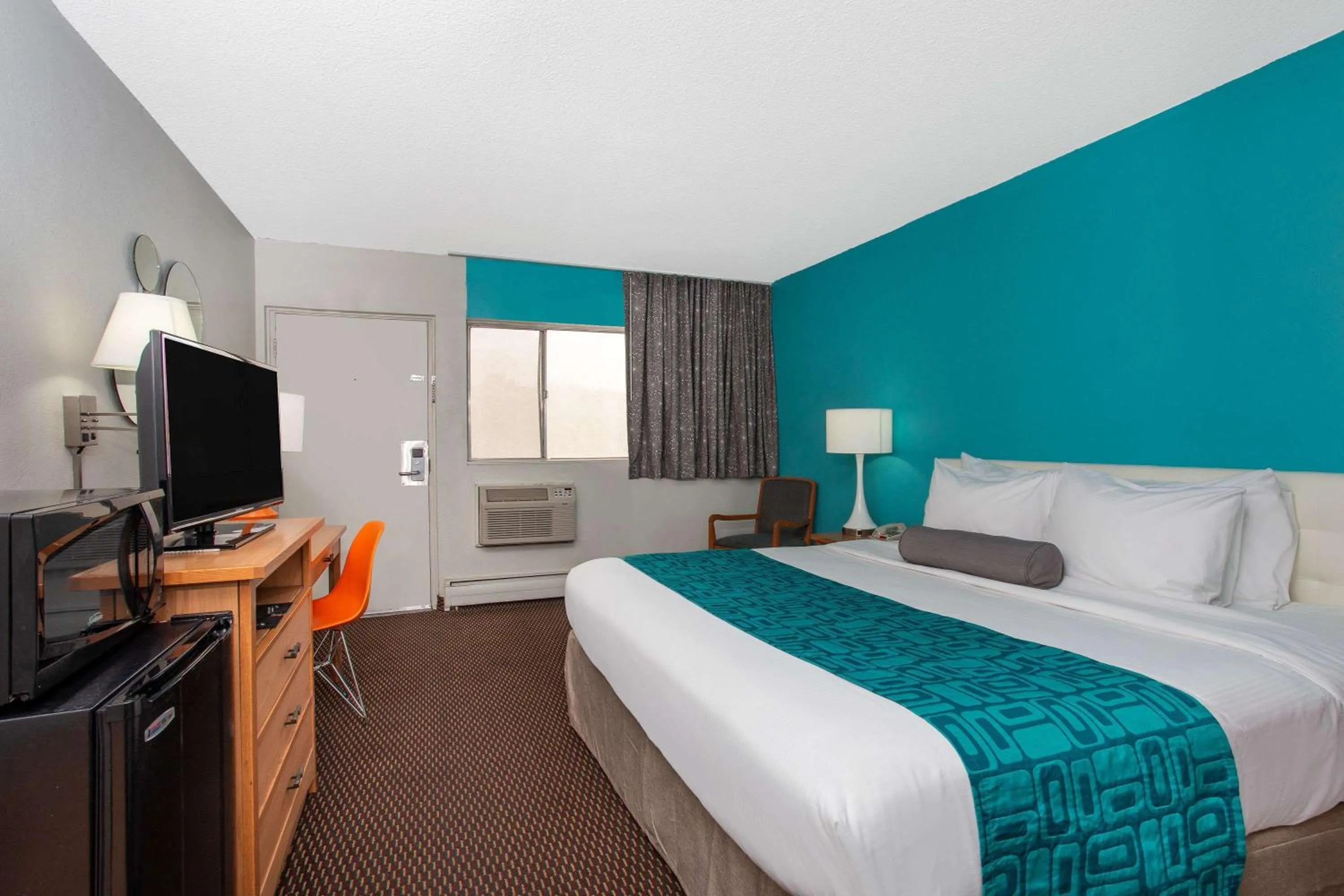Photo of the whole room, Bed in Howard Johnson by Wyndham Colorado Springs