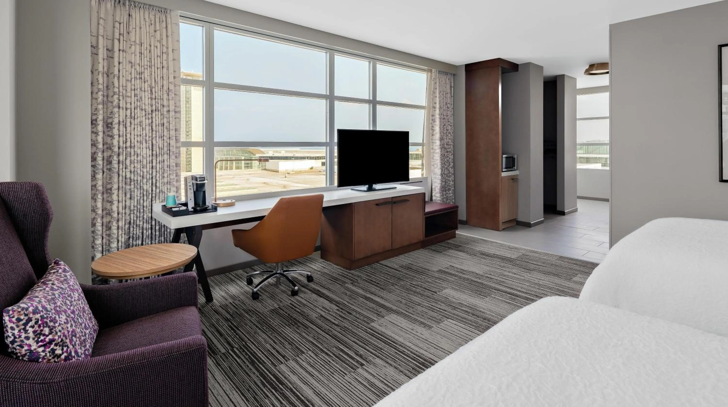 Bedroom, Bed in Hilton Garden Inn Chicago McCormick Place