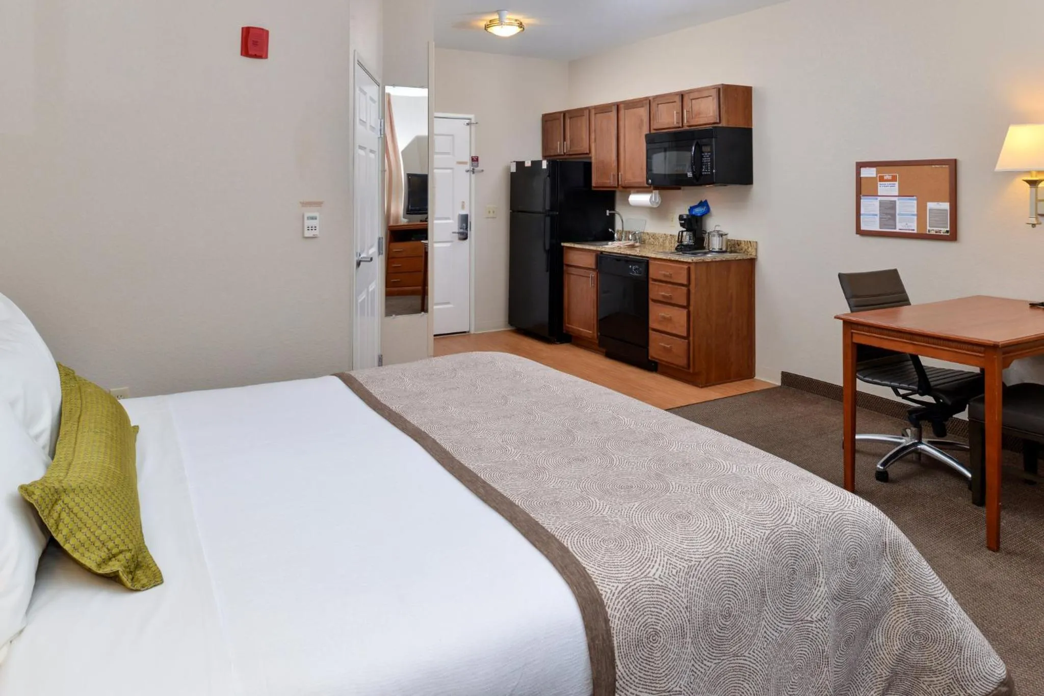 Photo of the whole room, Bed in Candlewood Suites Turlock by IHG