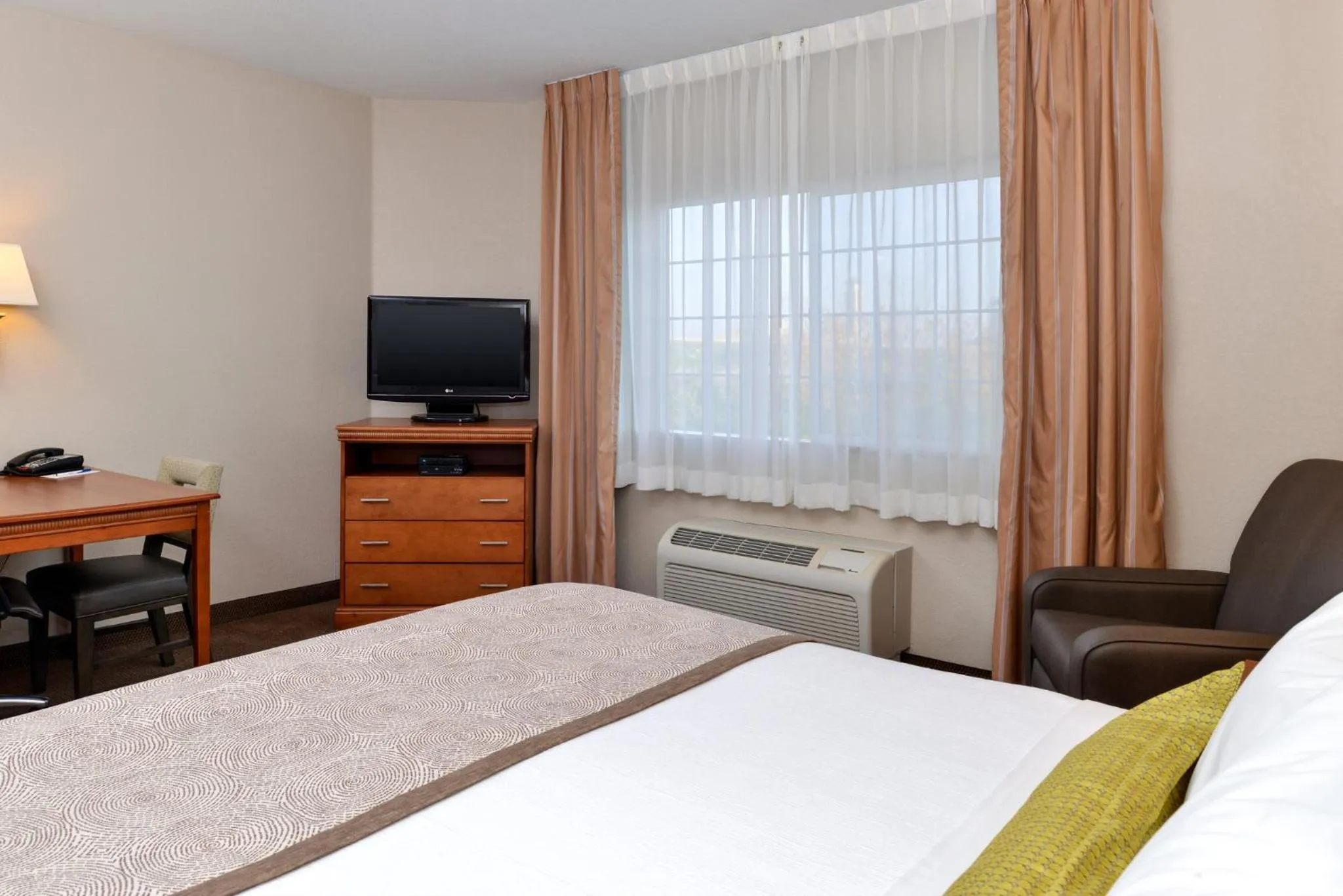 Photo of the whole room, Bed in Candlewood Suites Turlock by IHG