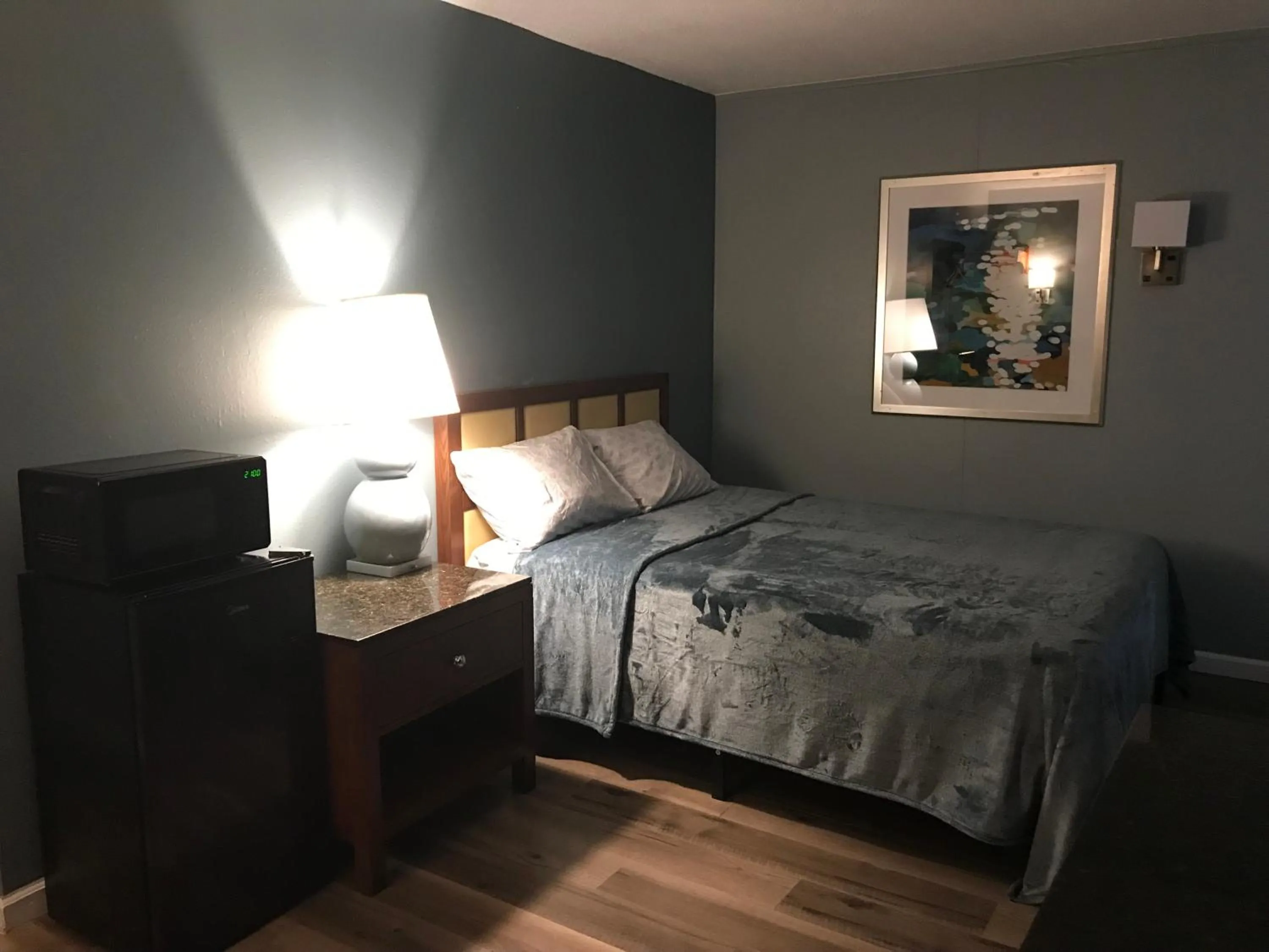 Queen Room - Non-Smoking in Lamplighter Motel
