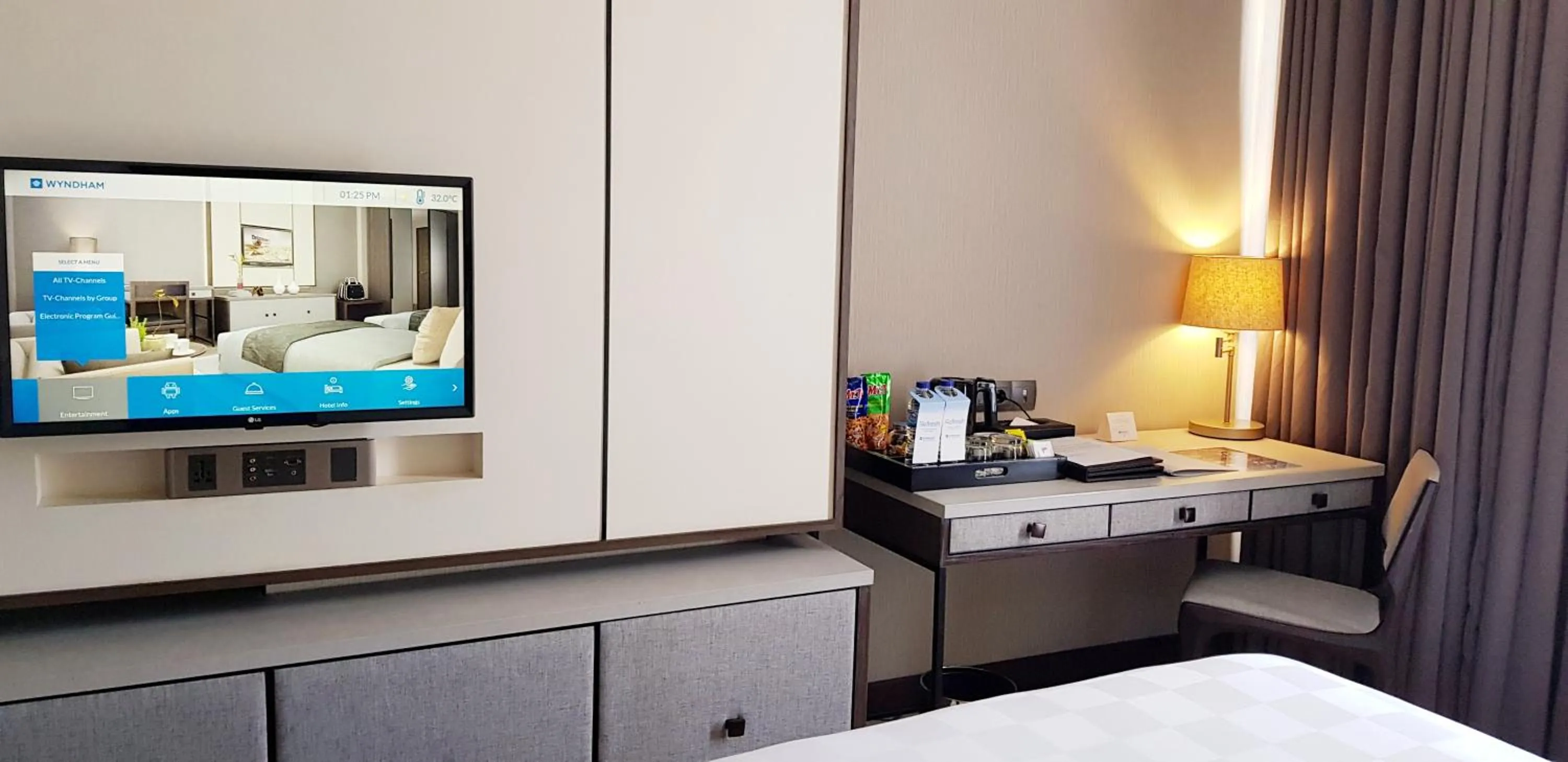 TV and multimedia, Bed in Wyndham Opi Hotel Palembang