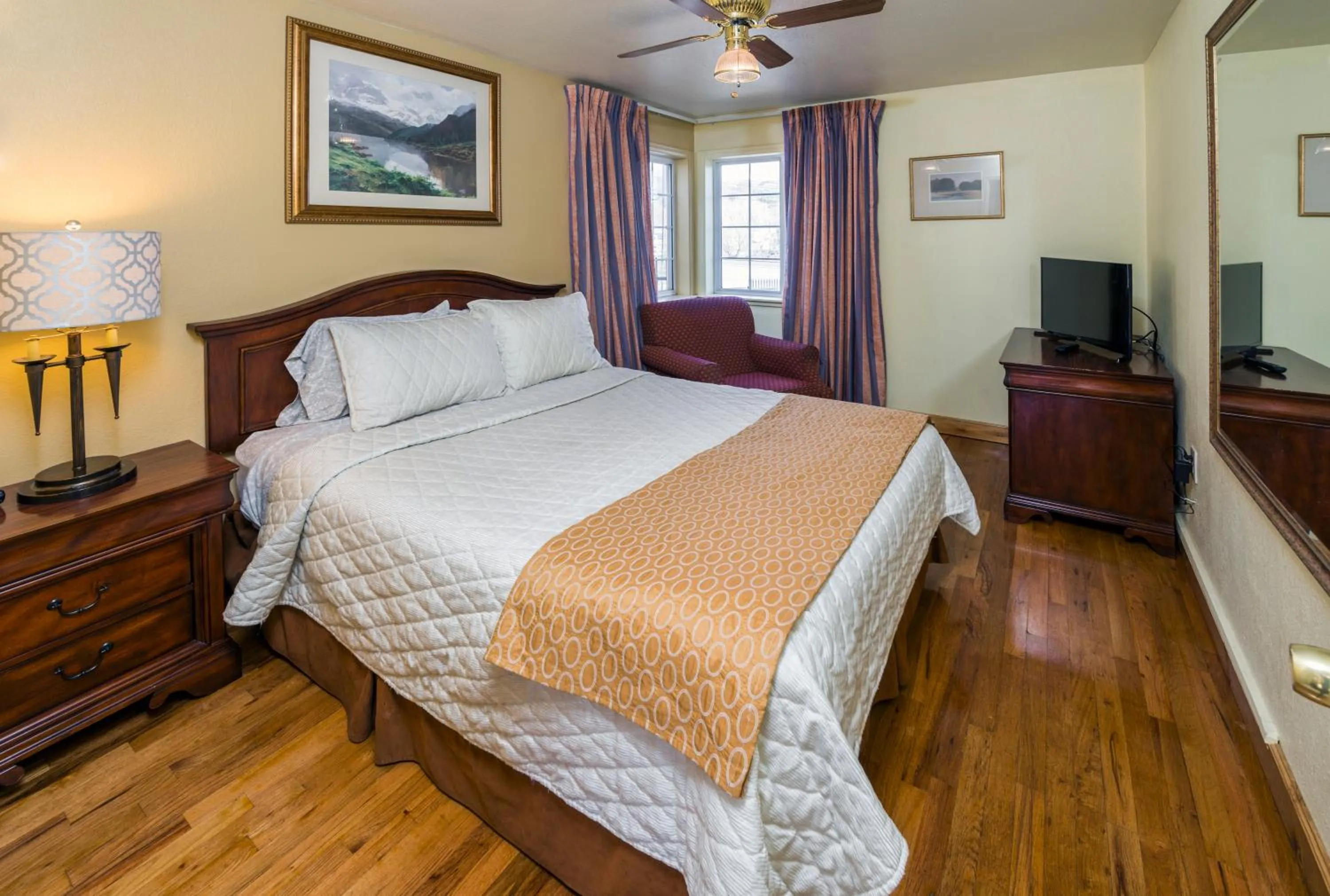 Bed in Rainbow Lodge and Inn