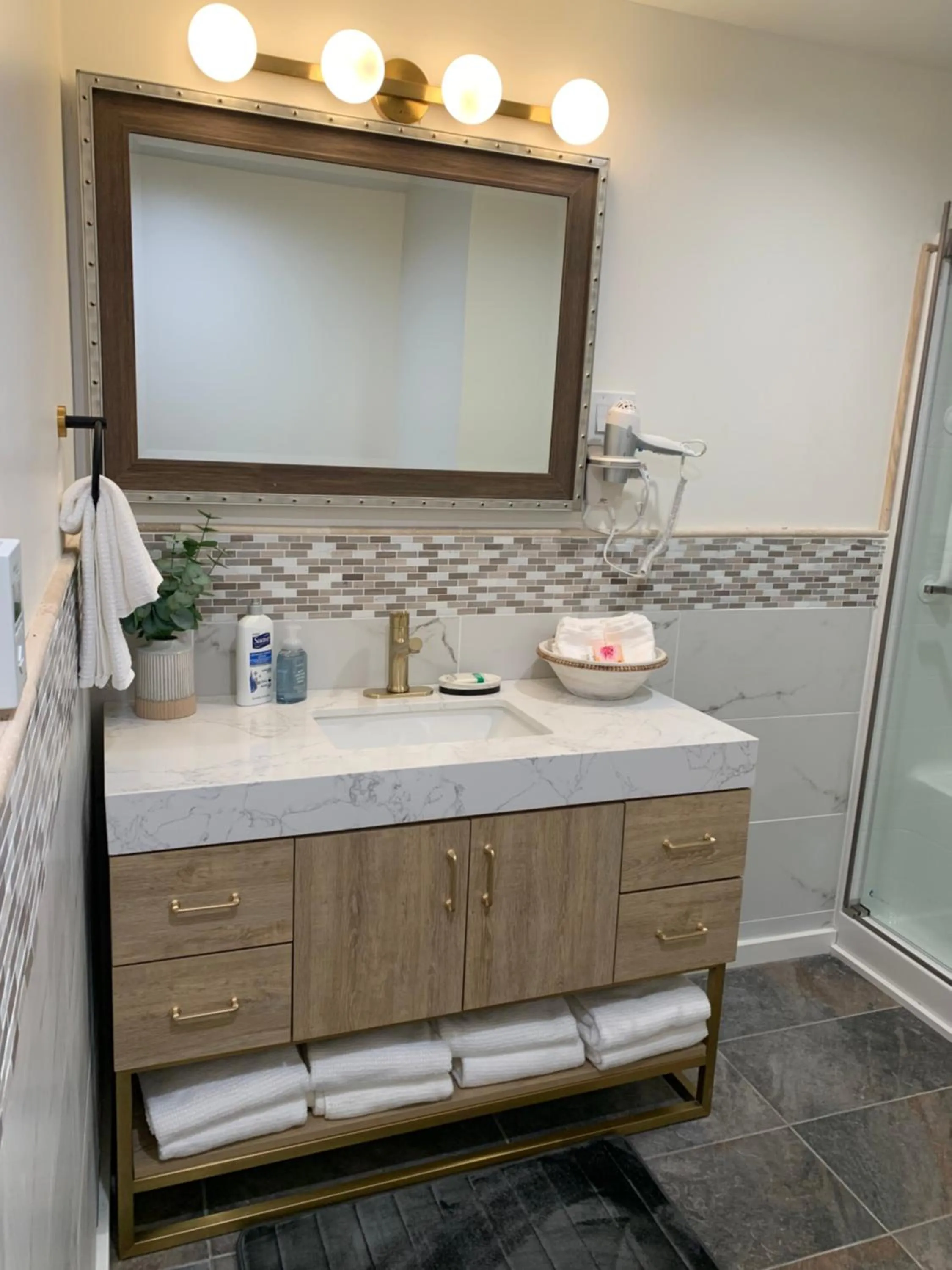 Starlite Motel & Suites