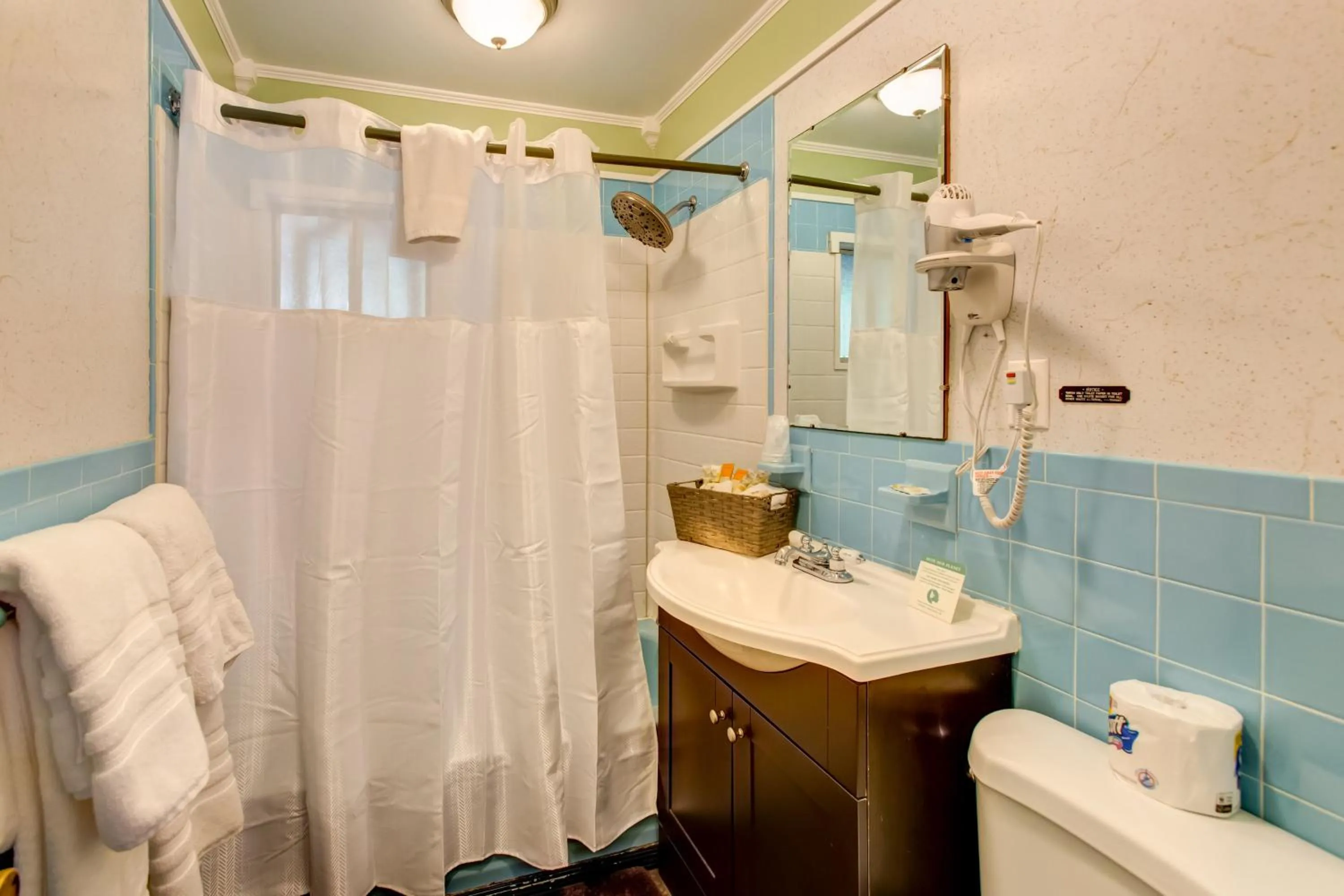 Starlite Motel & Suites