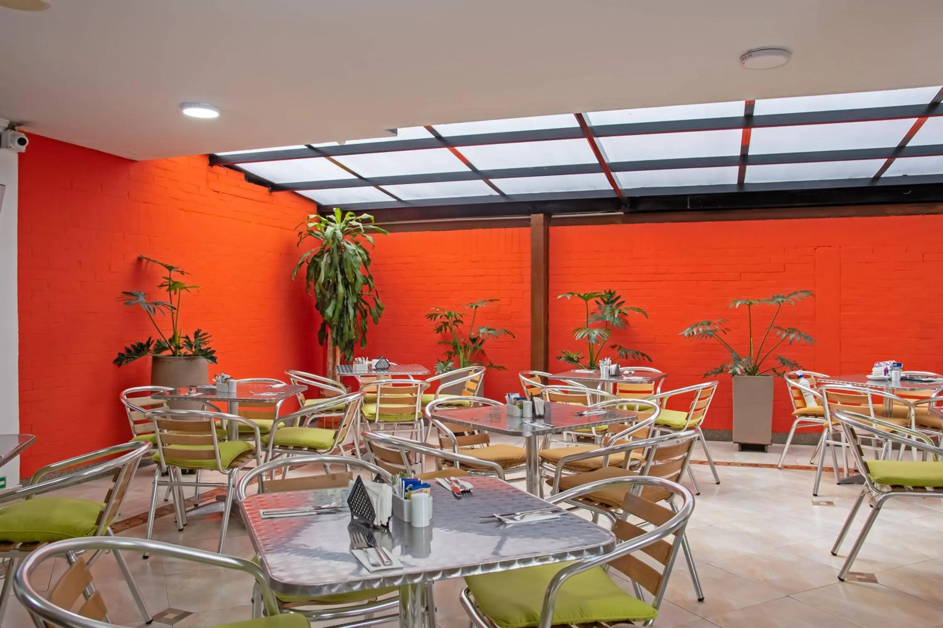 Hotel Regency Suites La Feria