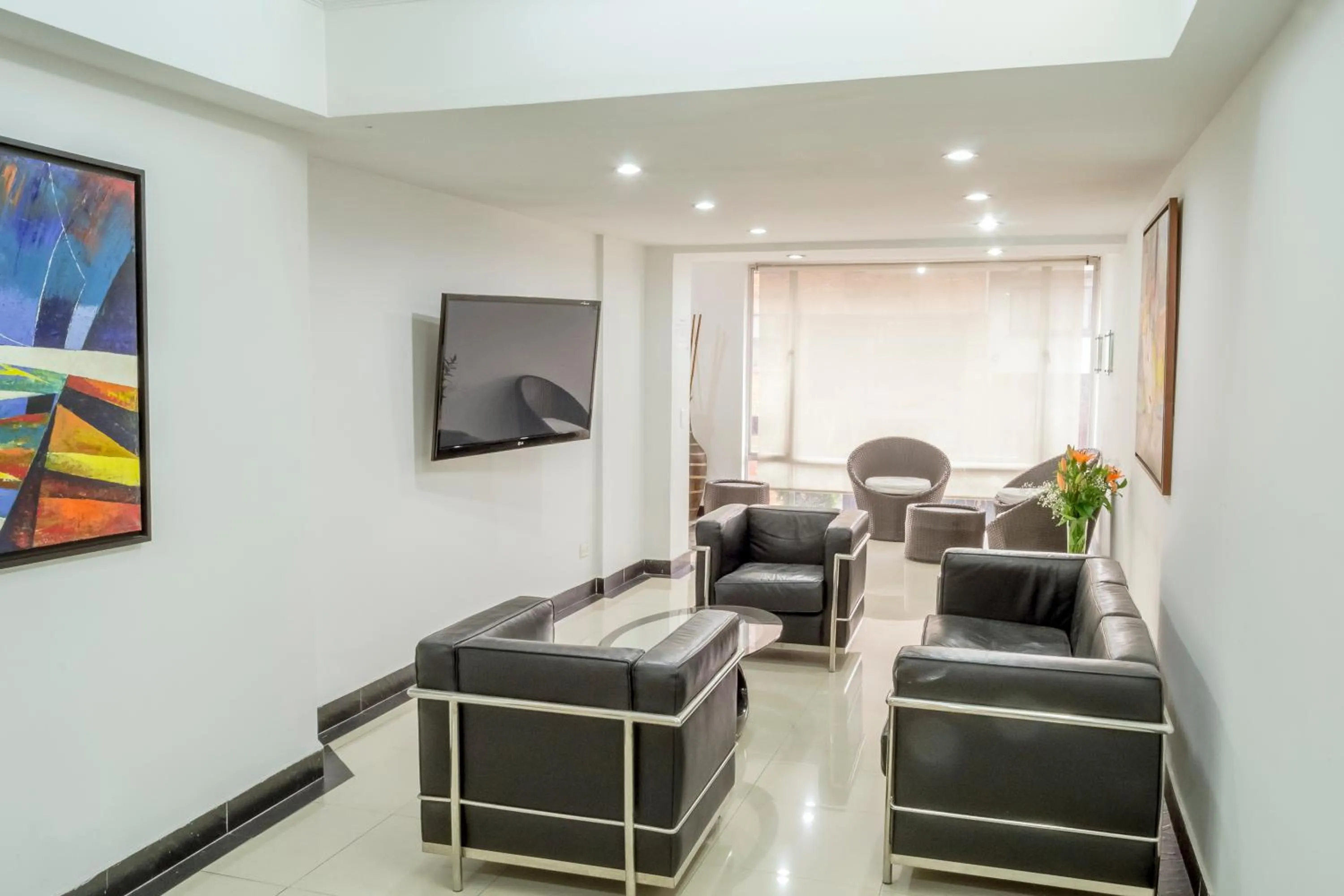 Communal lounge/ TV room in Hotel Regency Suites La Feria