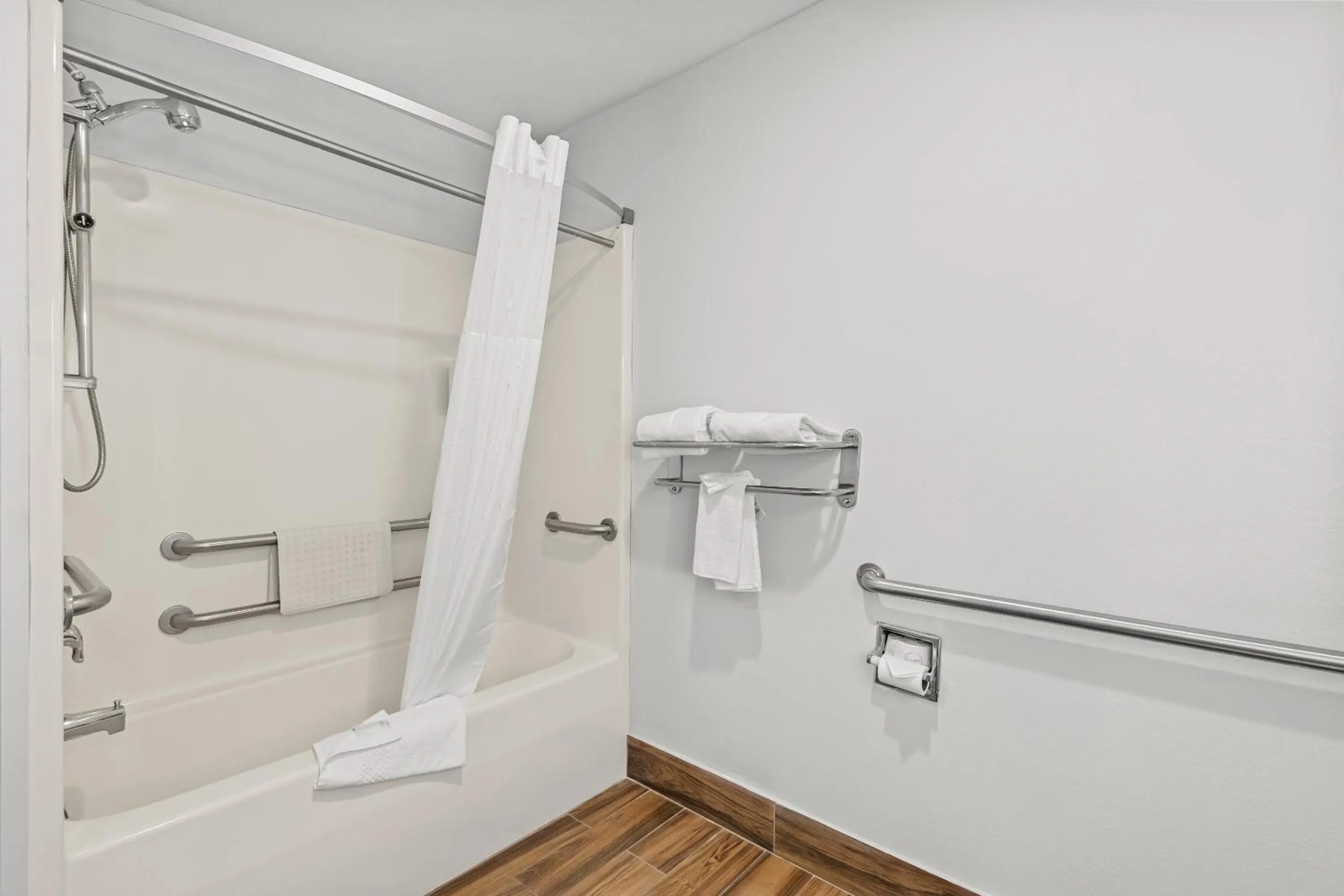 Shower in Quality Inn Beaver I-15