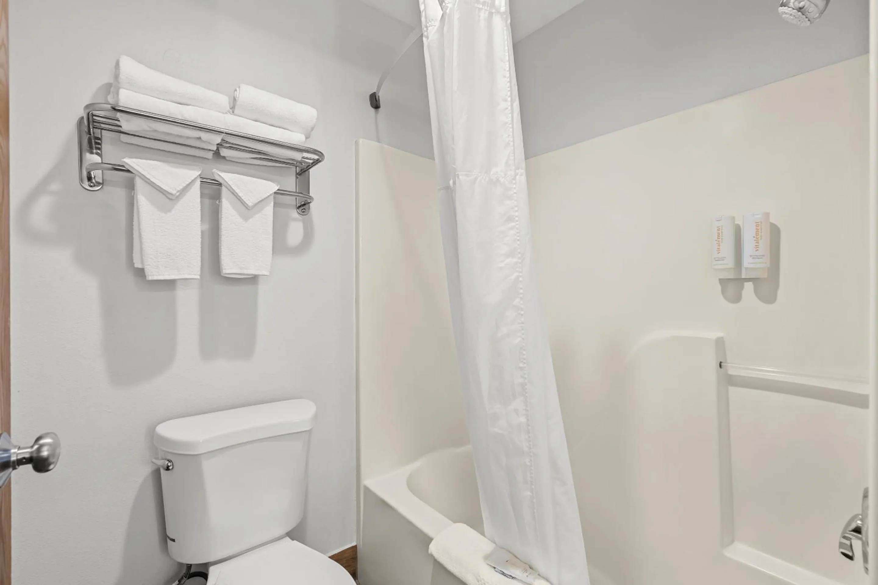 Shower in Quality Inn Beaver I-15