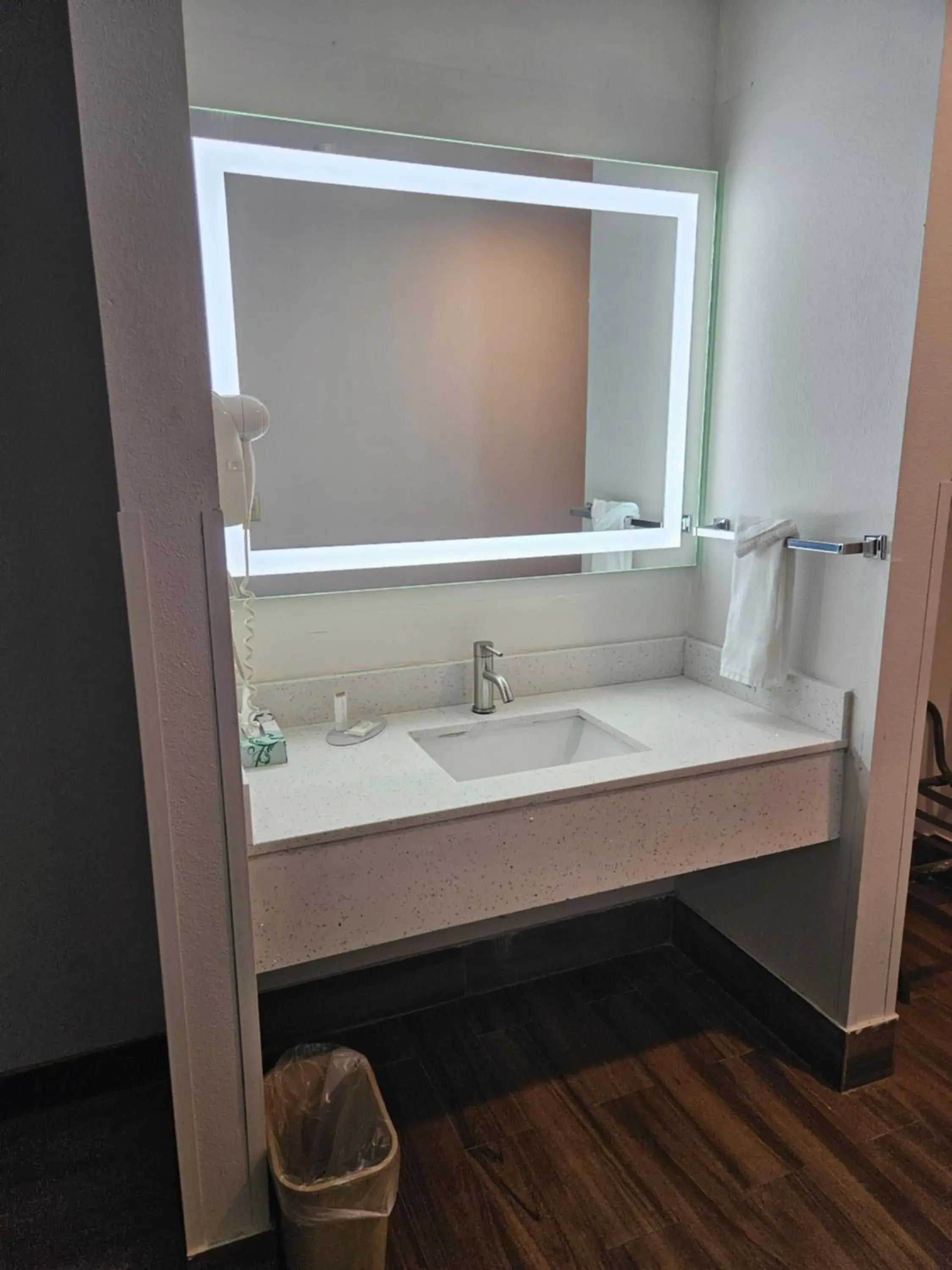 Standard Queen Room in Hotel Zyva Standard Queen Room in Hotel Zyva