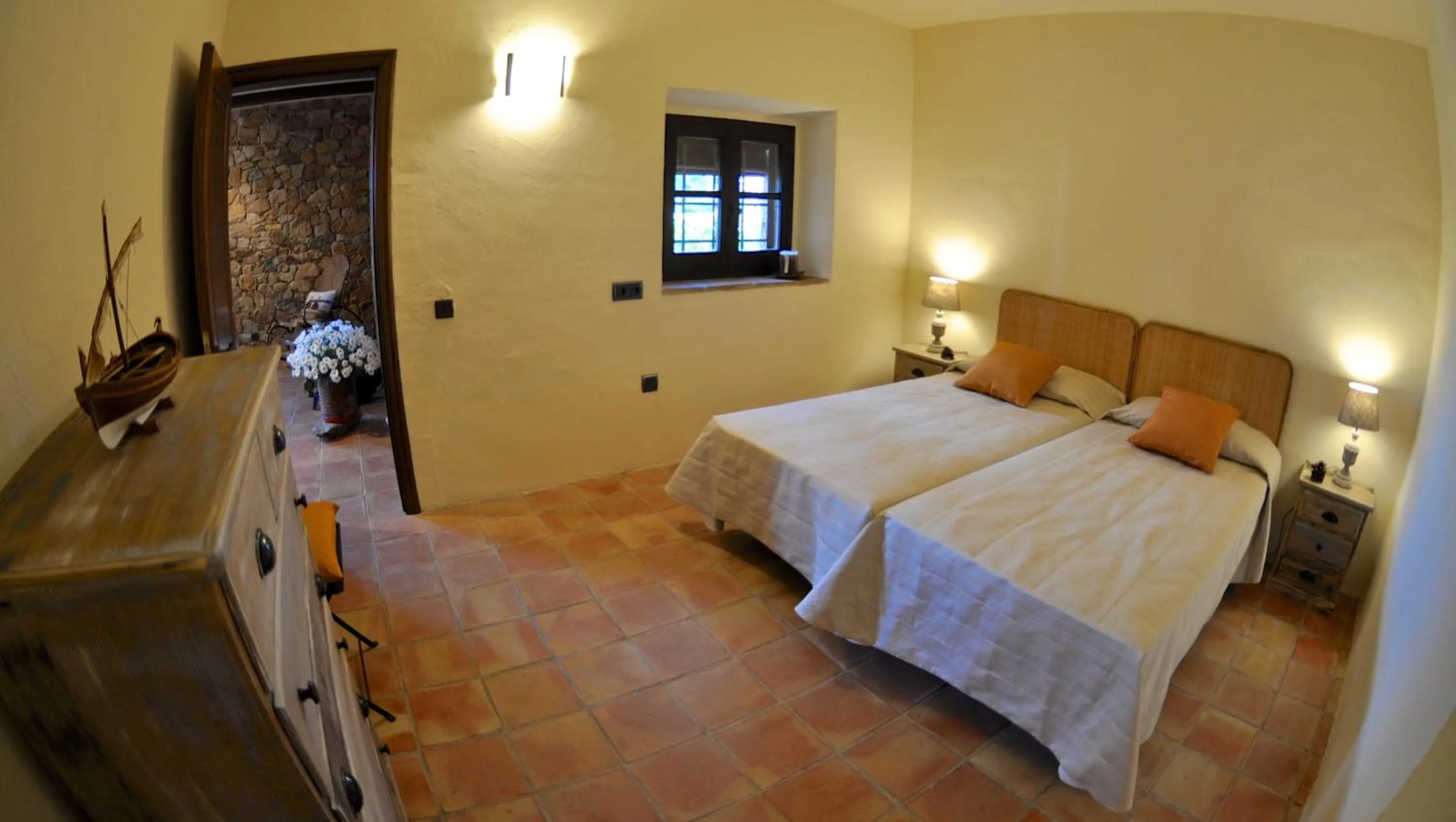 Photo of the whole room, Bed in Petit CostaBravaSi