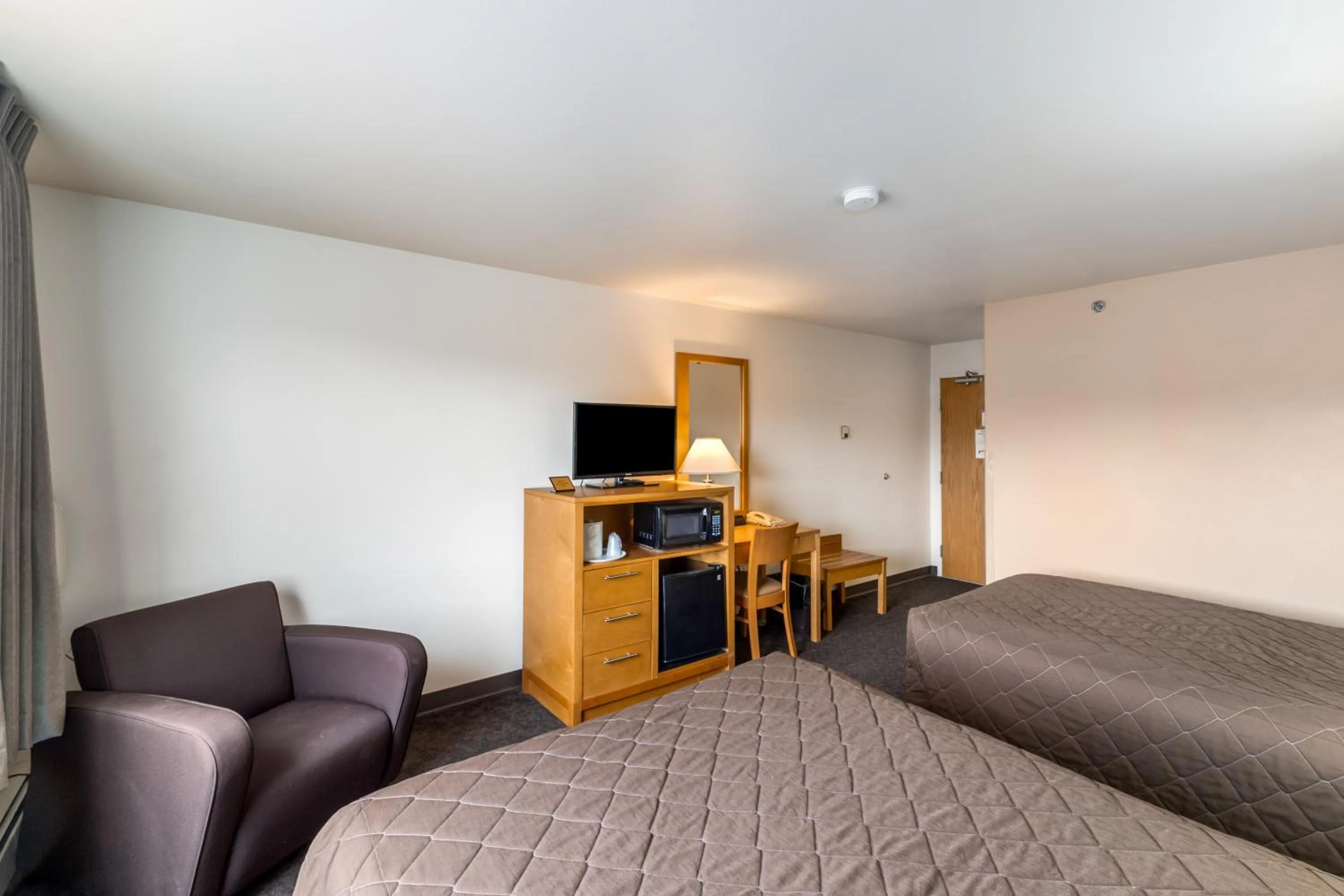 Bed in Breeze Inn Hotel & Motel