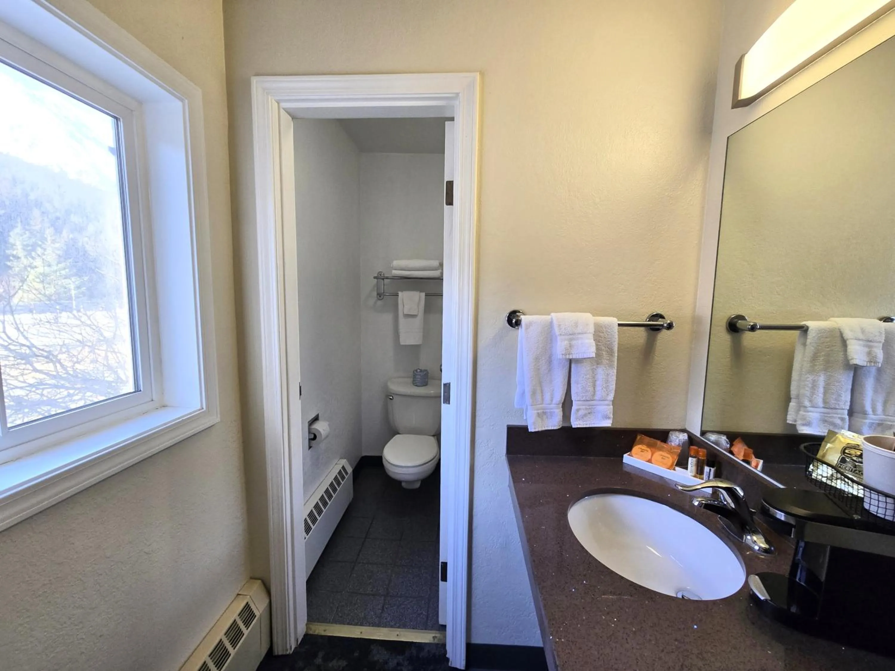 Bathroom in Breeze Inn Hotel & Motel