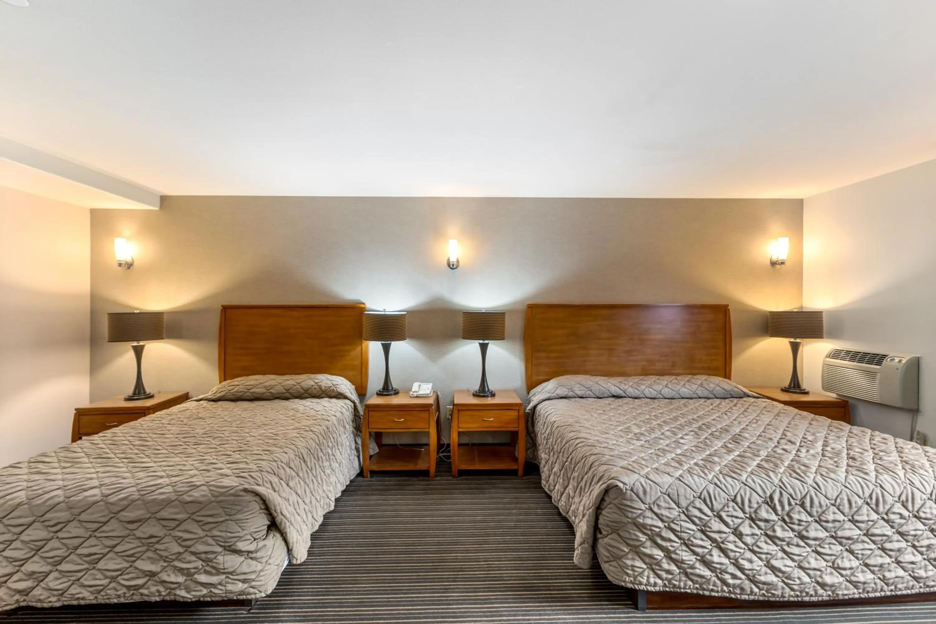 Bedroom, Bed in Breeze Inn Hotel & Motel