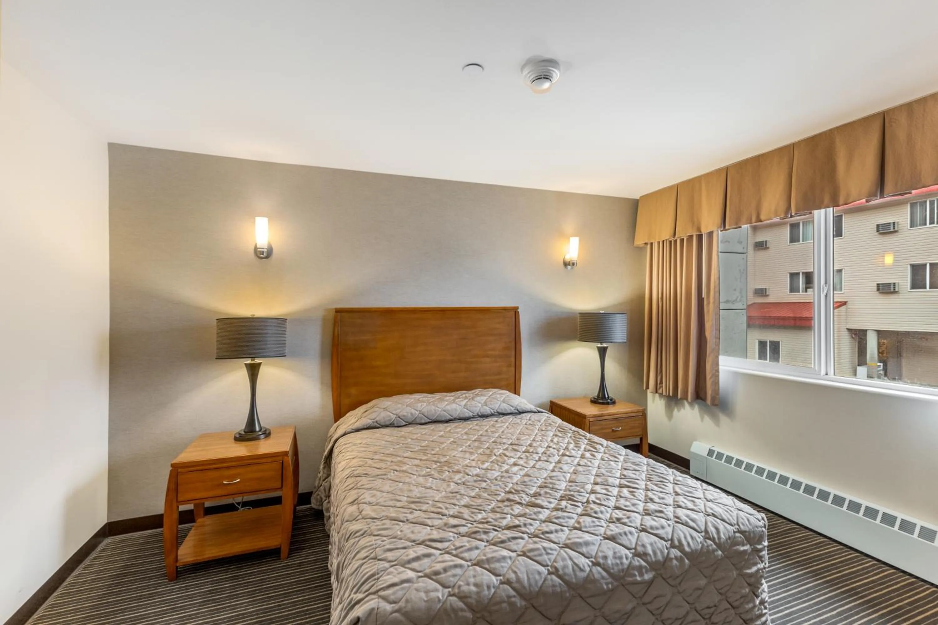 Bed in Breeze Inn Hotel & Motel