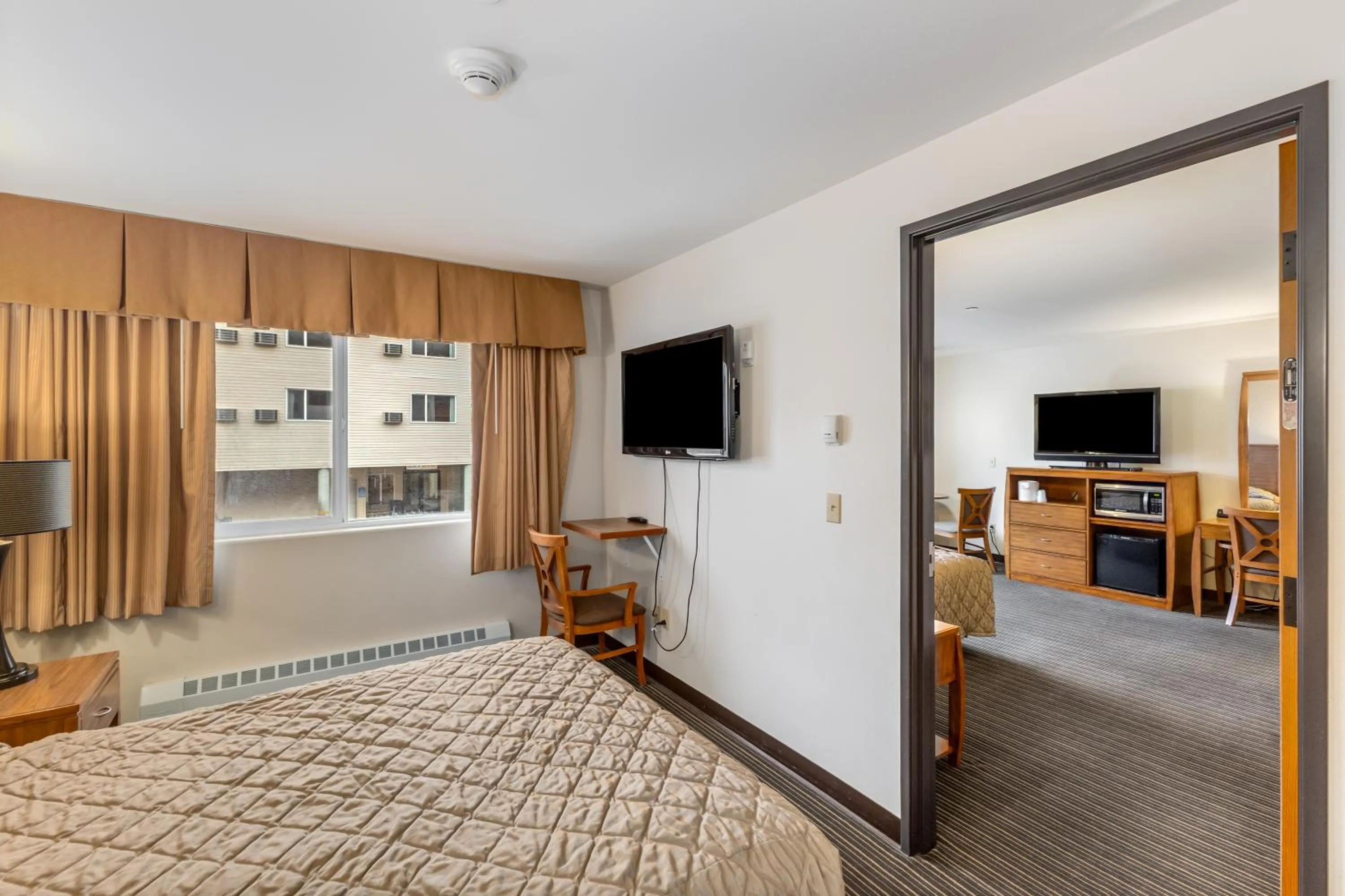 Bed in Breeze Inn Hotel & Motel