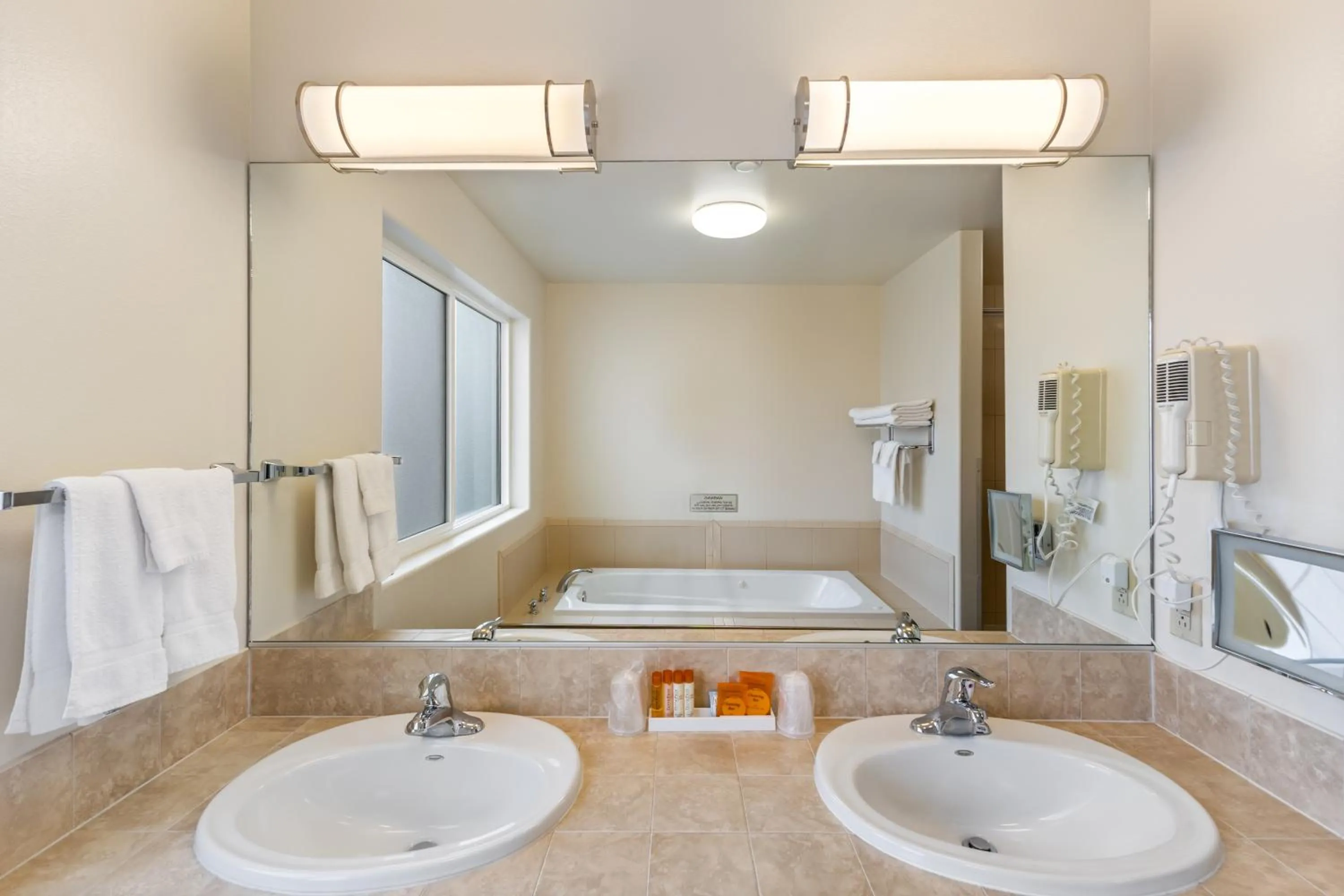 Breeze Inn Hotel & Motel