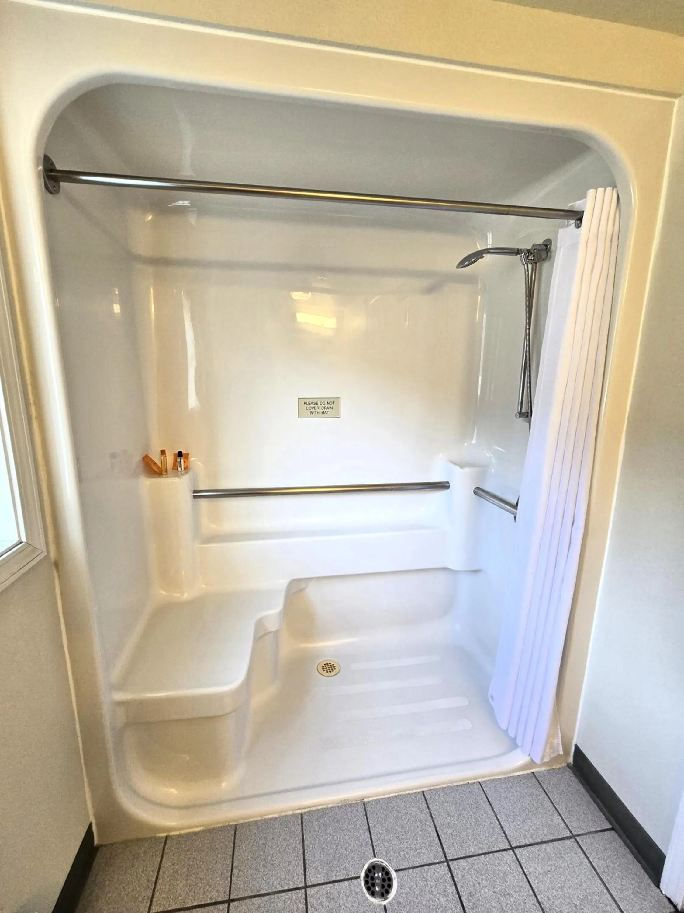 Bathroom in Breeze Inn Hotel & Motel