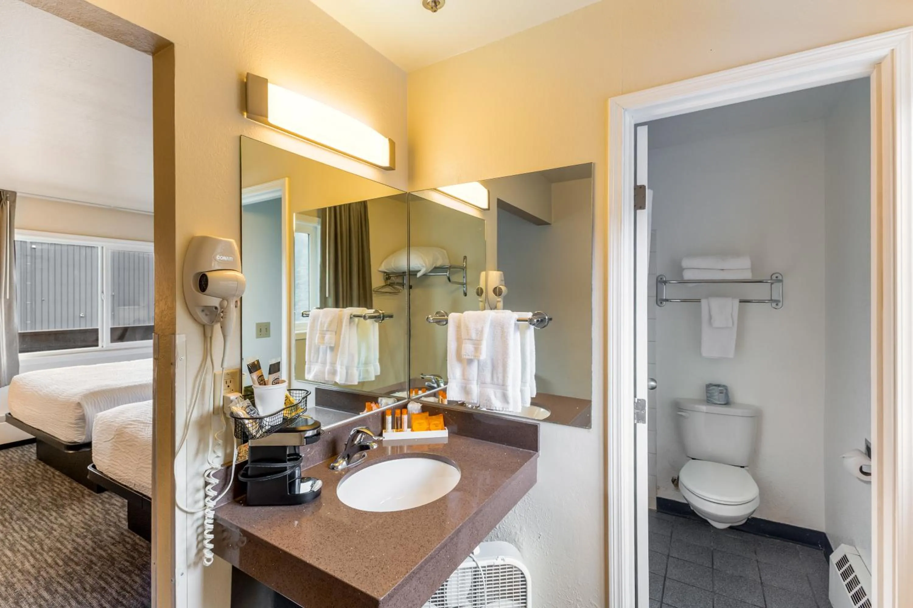 Bathroom, Bed in Breeze Inn Hotel & Motel