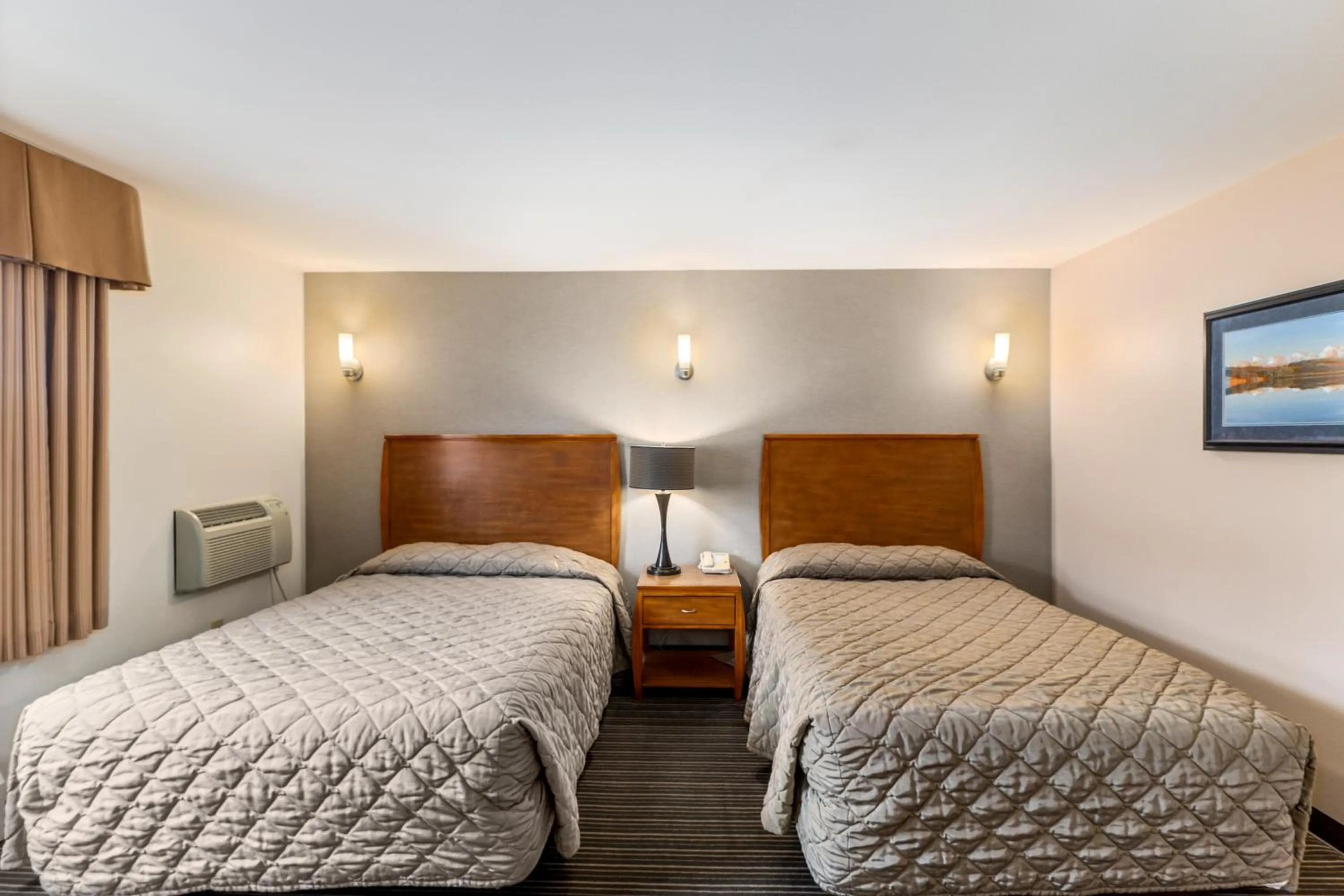 Bed in Breeze Inn Hotel & Motel