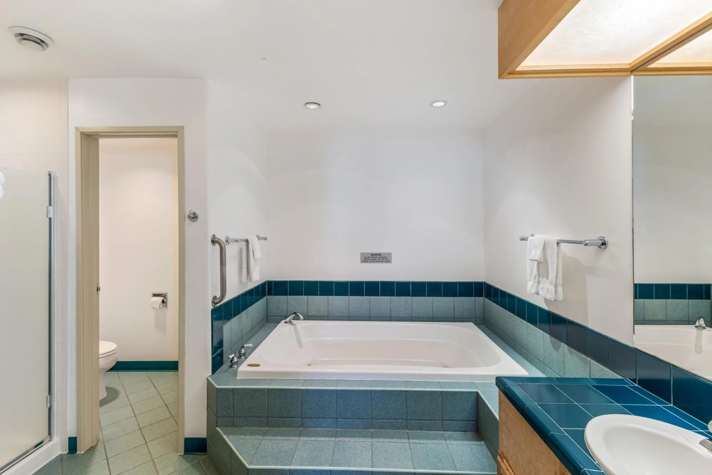 Breeze Inn Hotel & Motel