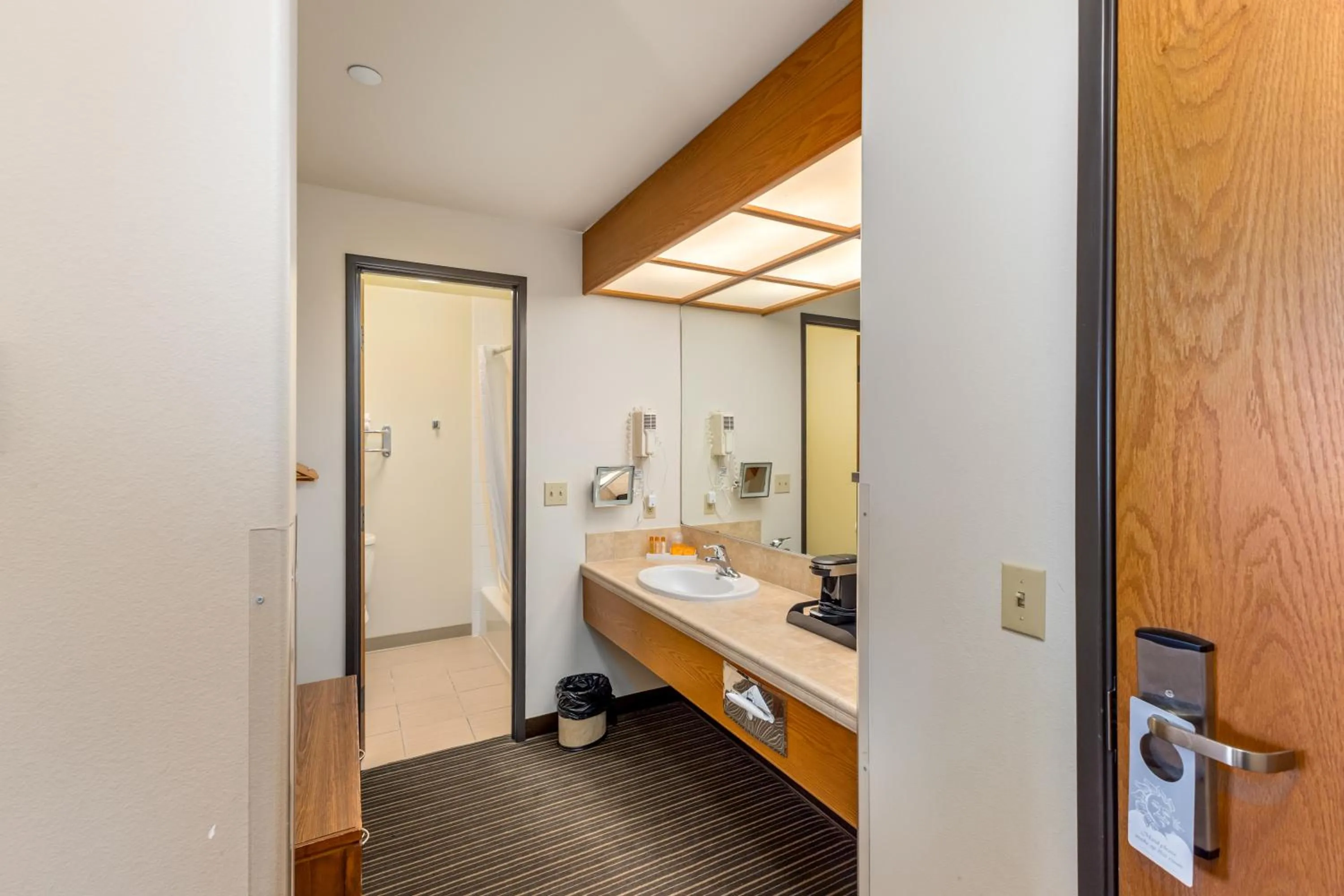 Breeze Inn Hotel & Motel