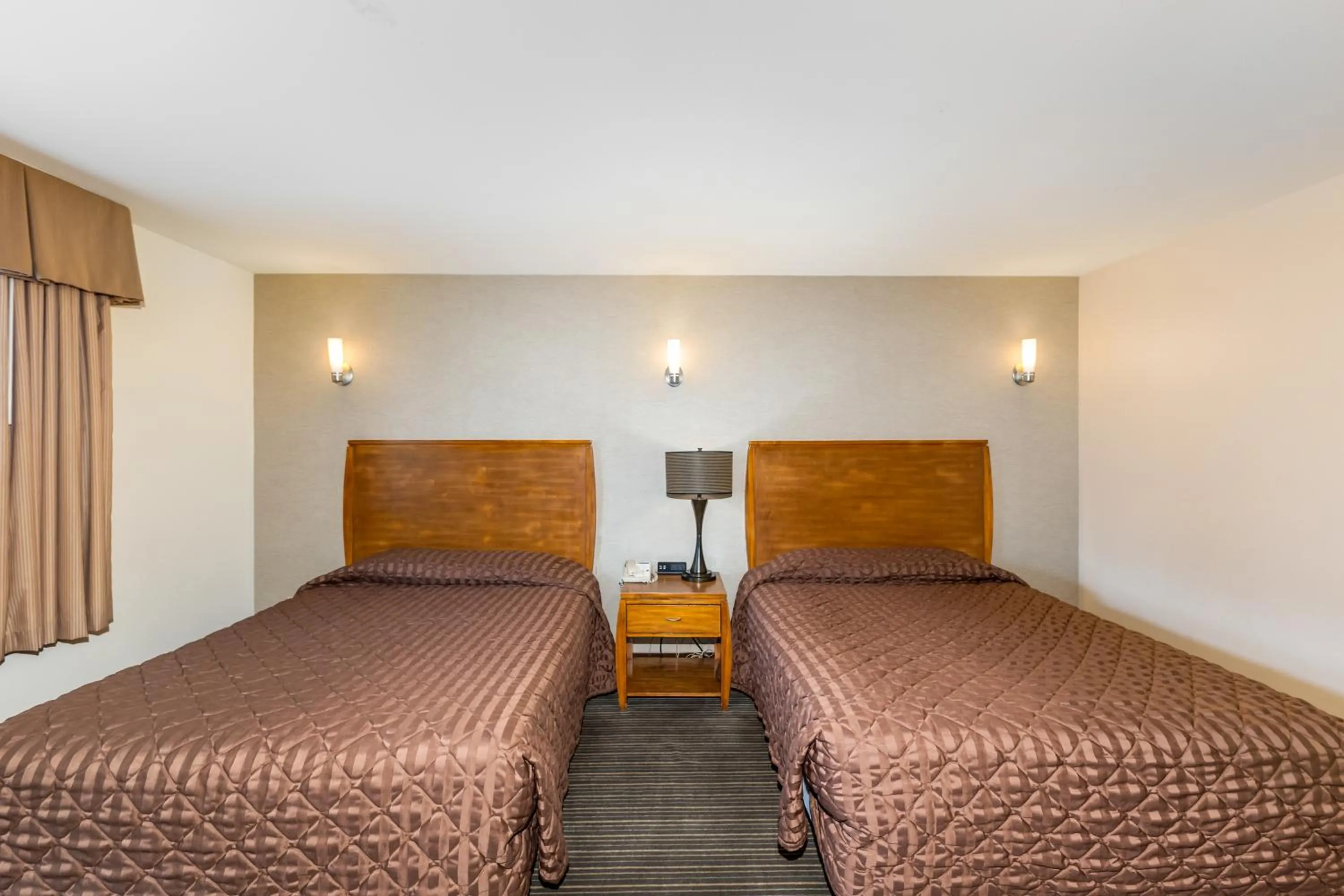 Bed in Breeze Inn Hotel & Motel